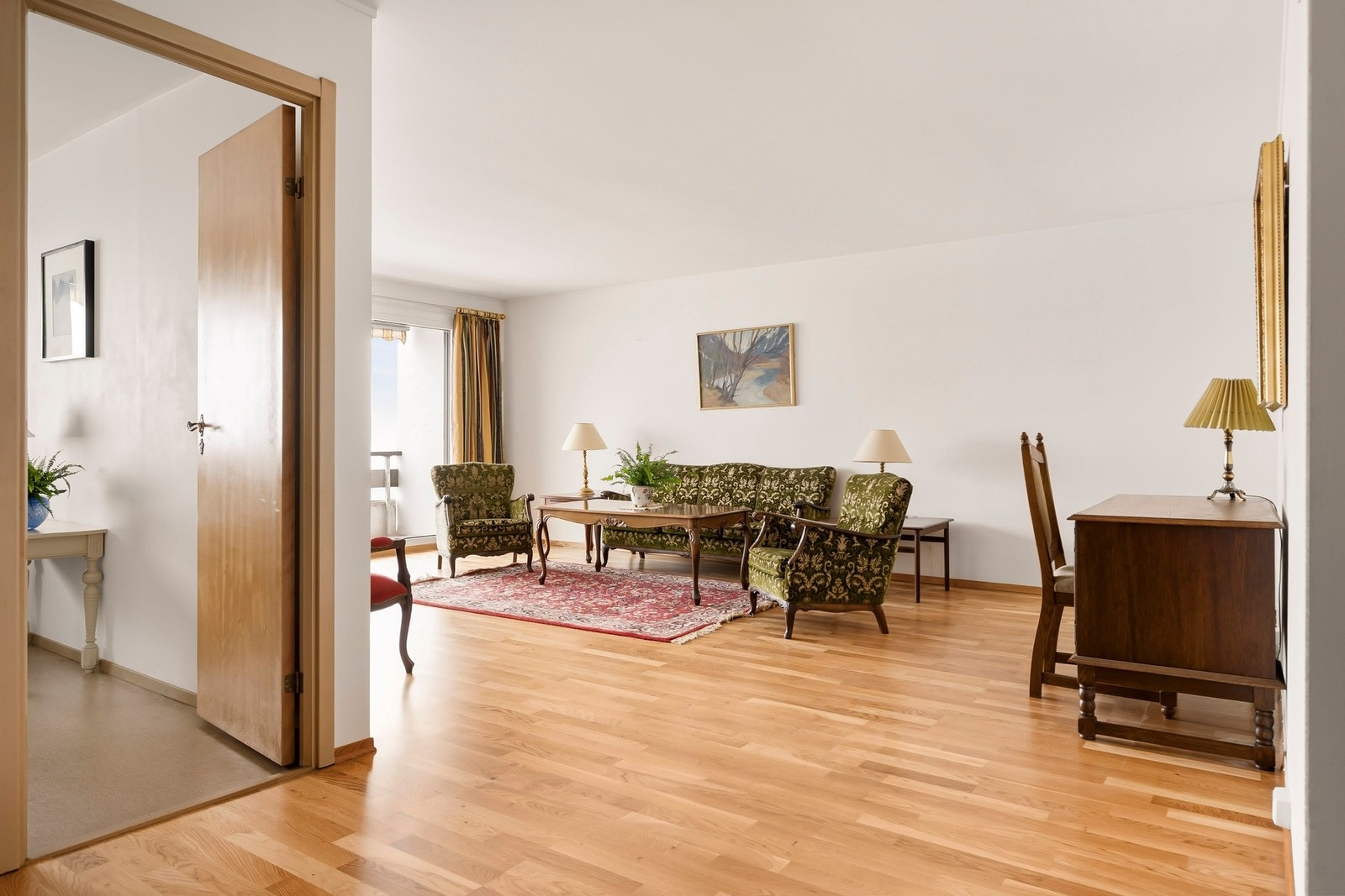 Boligens sosiale sone er lys og romslig. Galleribilde