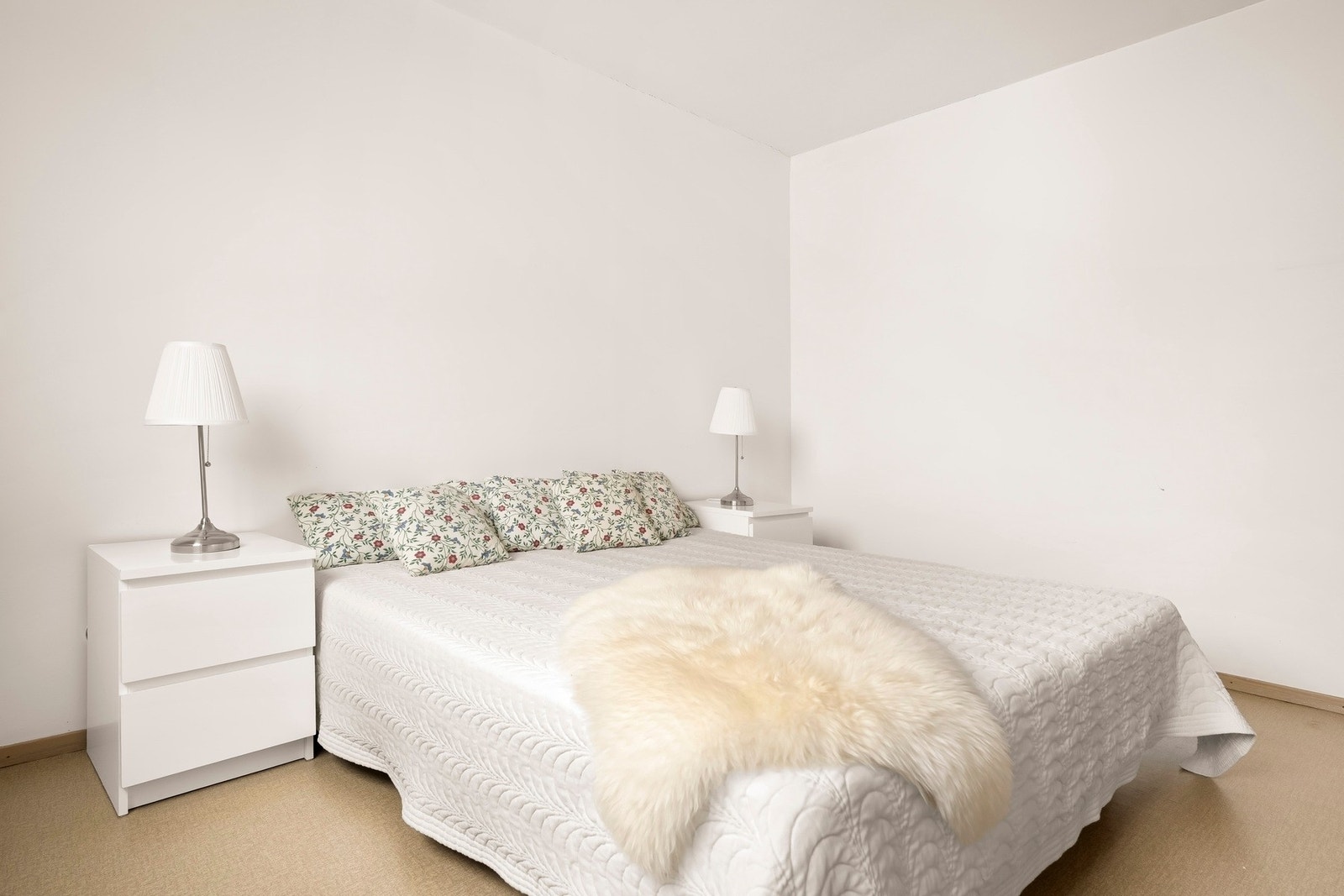 Hovedsoverommet er romslig med god plass til dobbeltseng, nattbord og dekor. Galleribilde