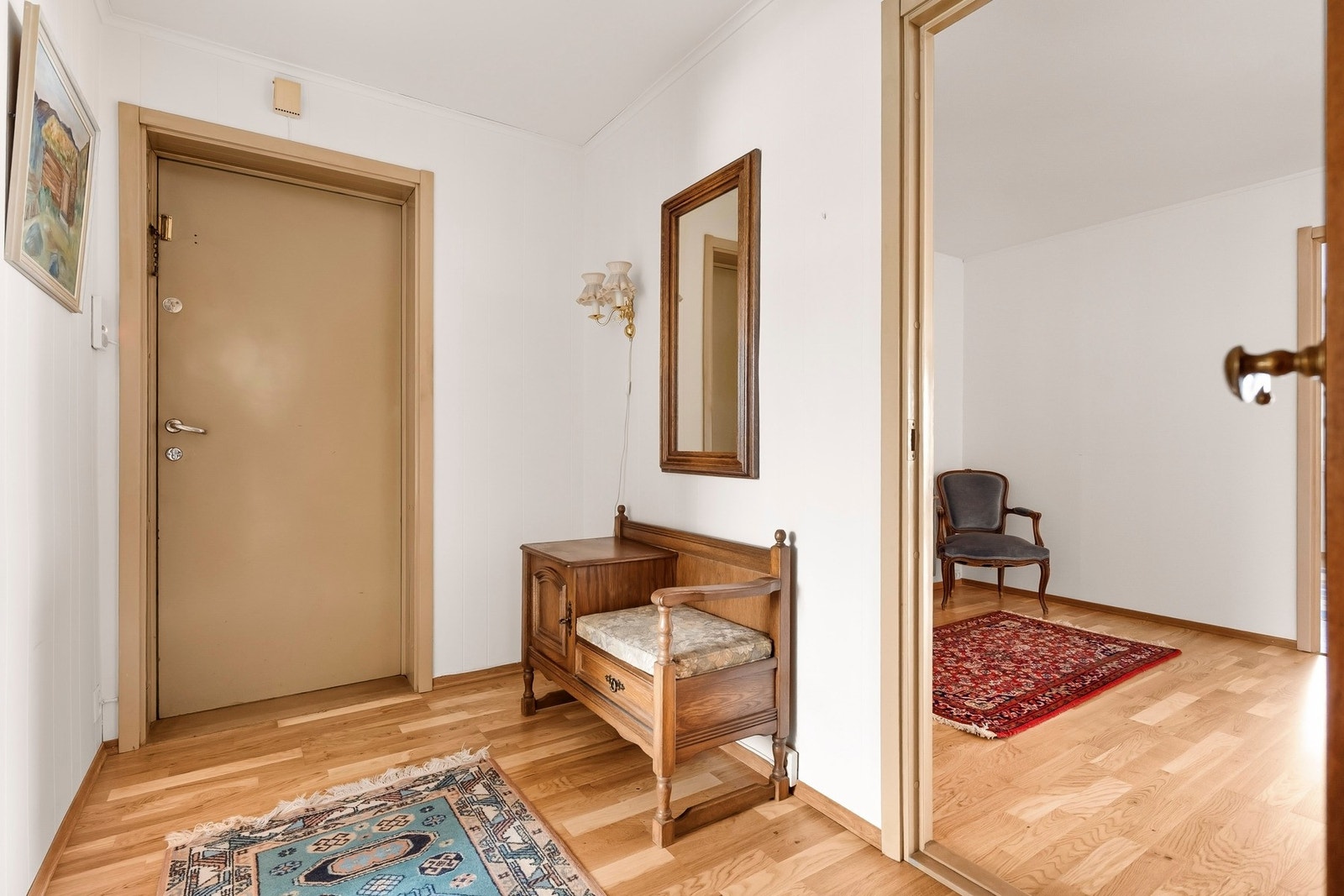 Gulvet er dekket med parkett og veggene er malt lyse. Galleribilde