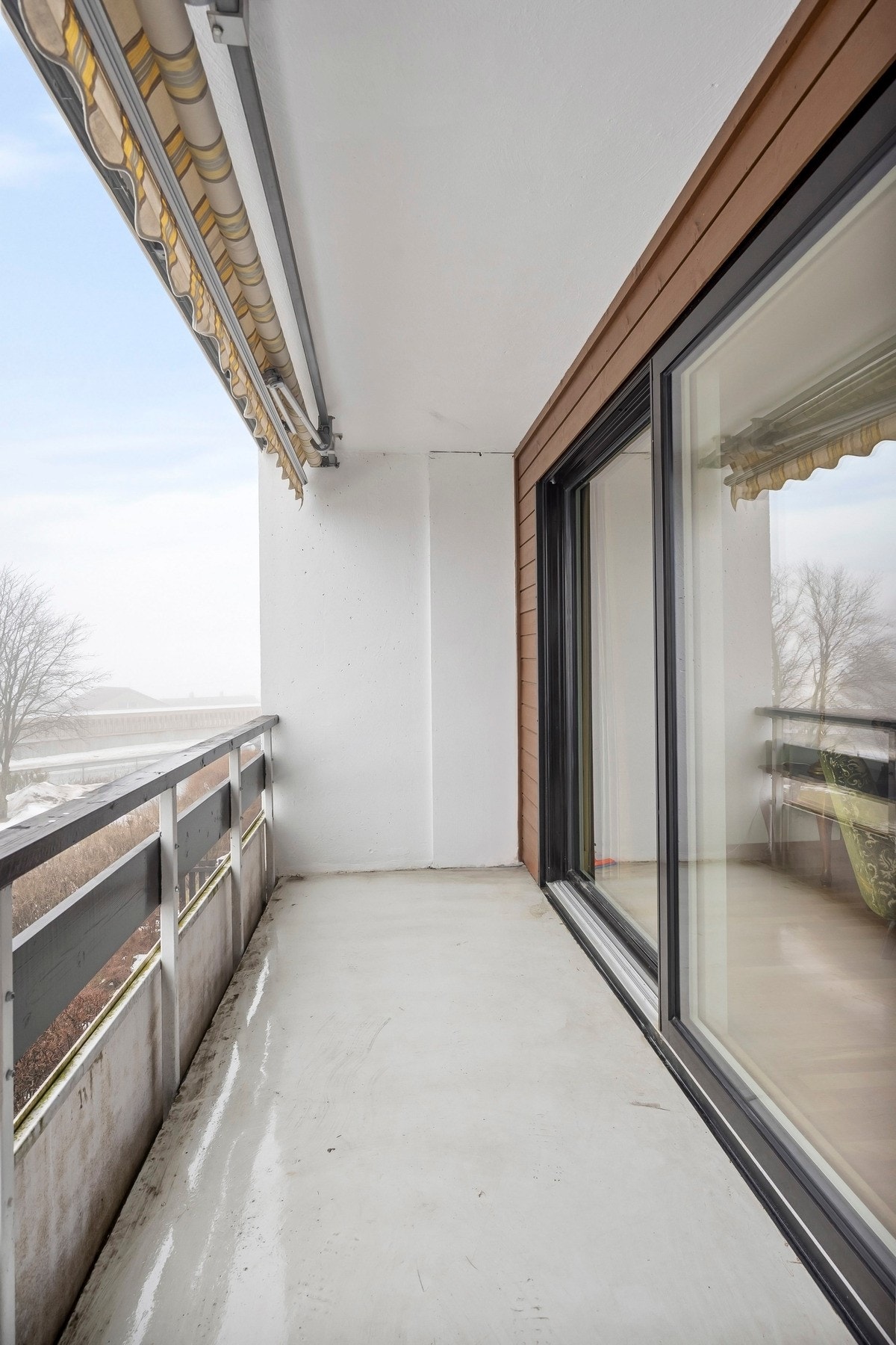 Videre er balkongen utstyrt med markise og stikkontakt. Galleribilde