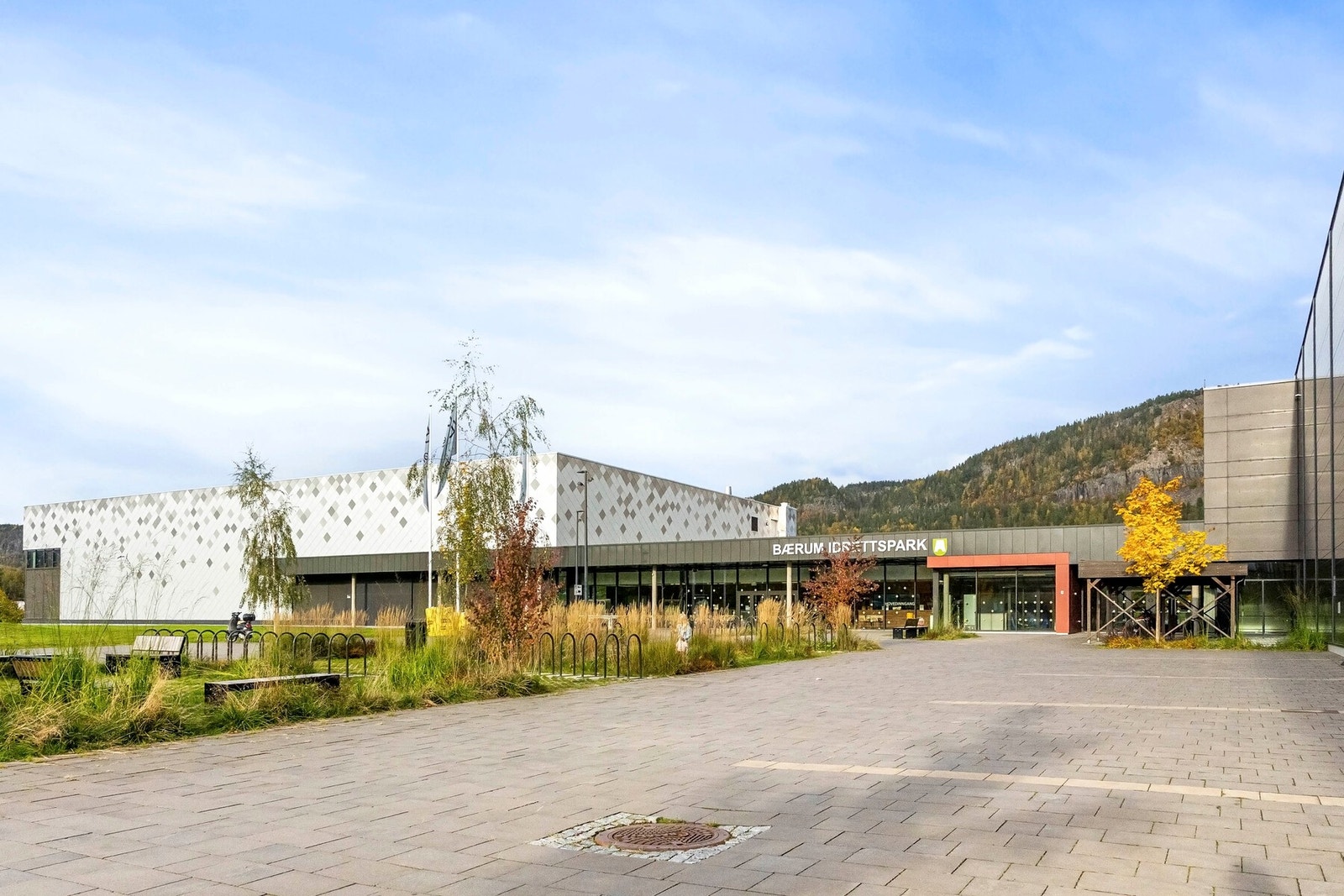 Her bor man tett på Hauger kunstgress og Bærum Idrettspark, som inkluderer hallarealer for friidrett og ballaktiviteter, treningssenter, squashmiljø, ishall og en ny flott svømmehall for eliteidrett, lek og læring. Galleribilde