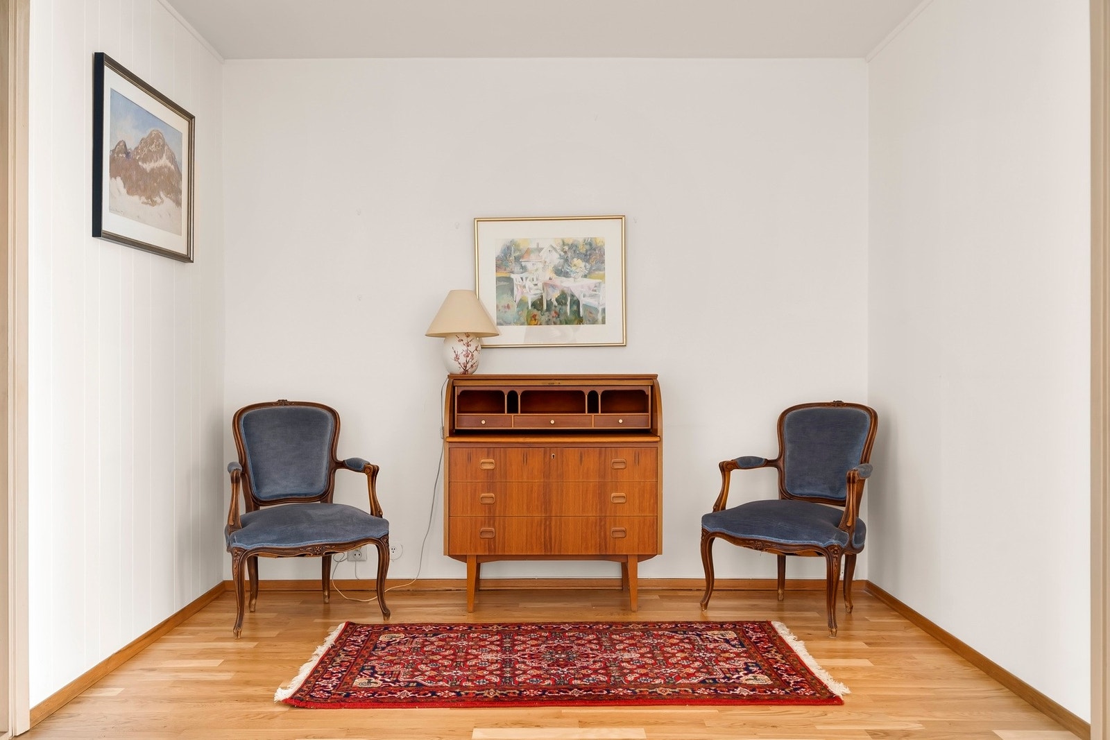 Stuen har god utforming med plass til å innrede i ulike sosiale soner. Galleribilde