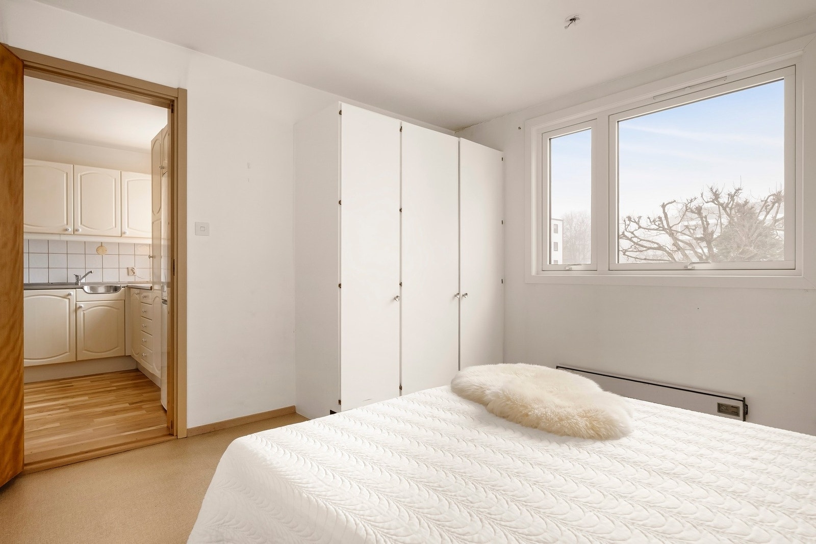 Det er satt inn et garderobeskap med god plass til oppbevaring av klær og tilbehør. Galleribilde