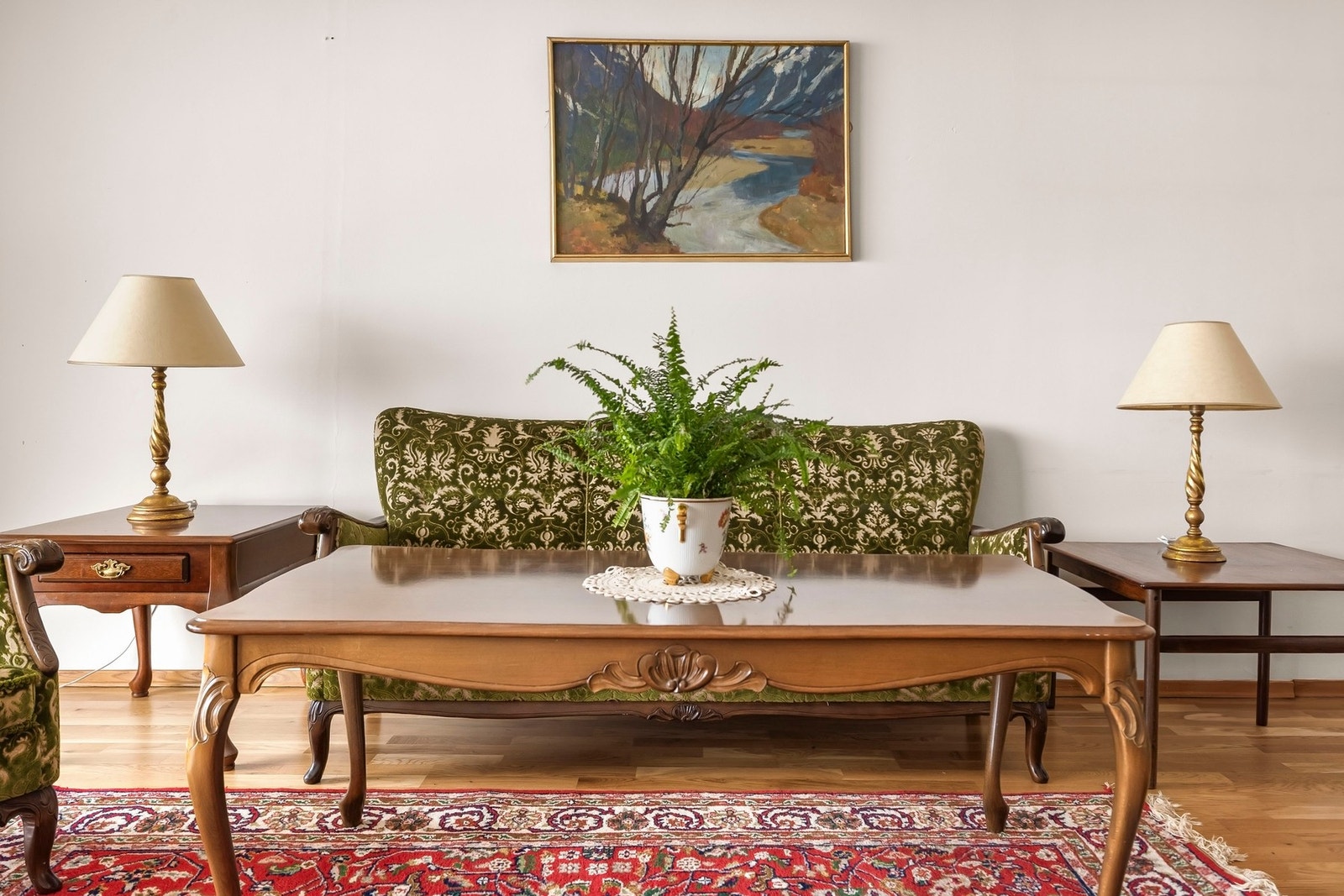 Veggene er malt lyse og gulvet er dekket med parkett. Galleribilde