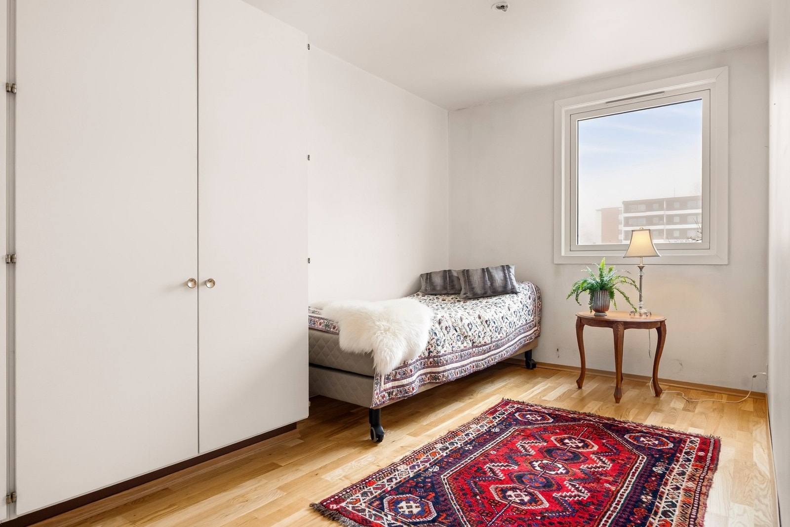 Det ene soverommet har også adkomst til en innvendig bod som byr på godt med ekstra lagringsplass. Galleribilde