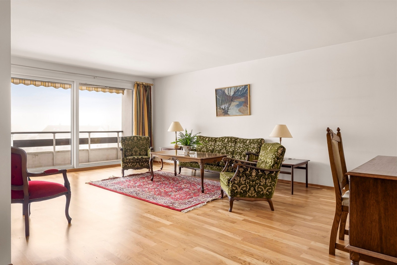 Det er store vindusflater som strekker seg fra gulv til himling og gir godt med lysinnslipp. Galleribilde