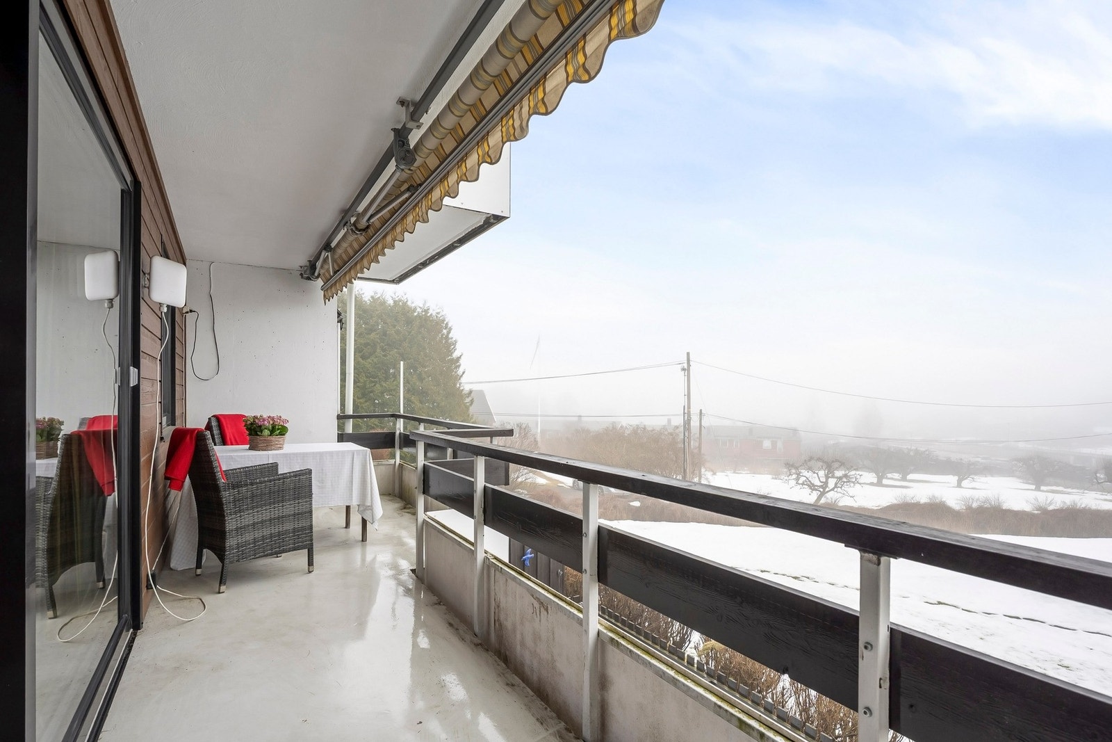 En lys og romslig 4-roms selveier med meget sentral beliggenhet nær Kolsås stasjon. Galleribilde