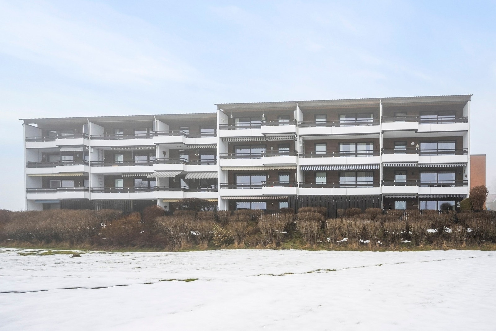 Sameiet har fellesarealer med felles hage, skjermet lekeplass for barn og plass for ballspill. Galleribilde