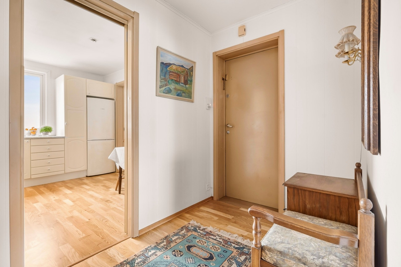 Entreen har leilighetsdør med brann-/lydmotstand og sikkerhetslås. Galleribilde