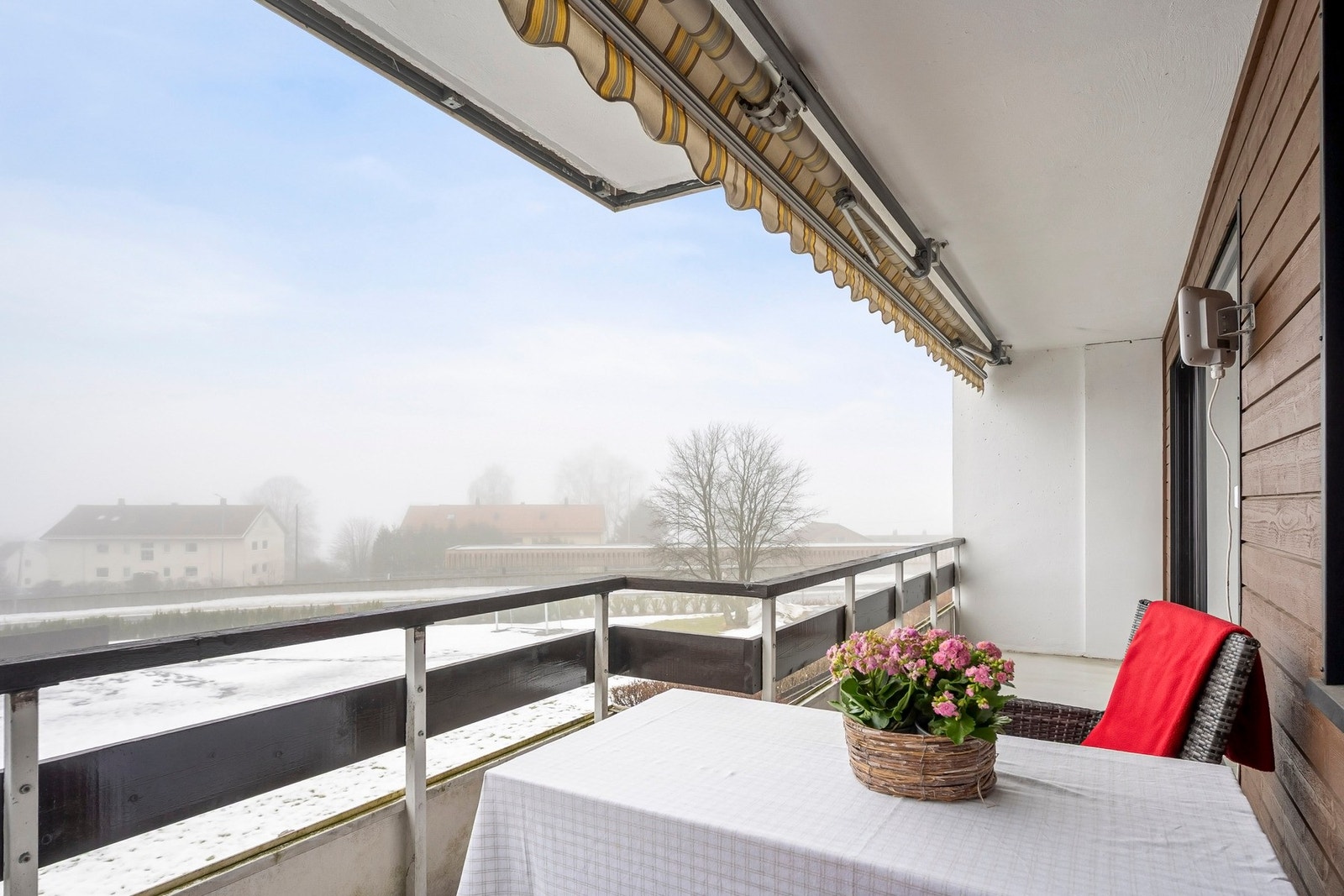 Balkongen byr på hyggelig utsyn mot felles hage og gode solforhold med sol fra ca. kl. 10.00 til 20.00 på sommerstid. Galleribilde