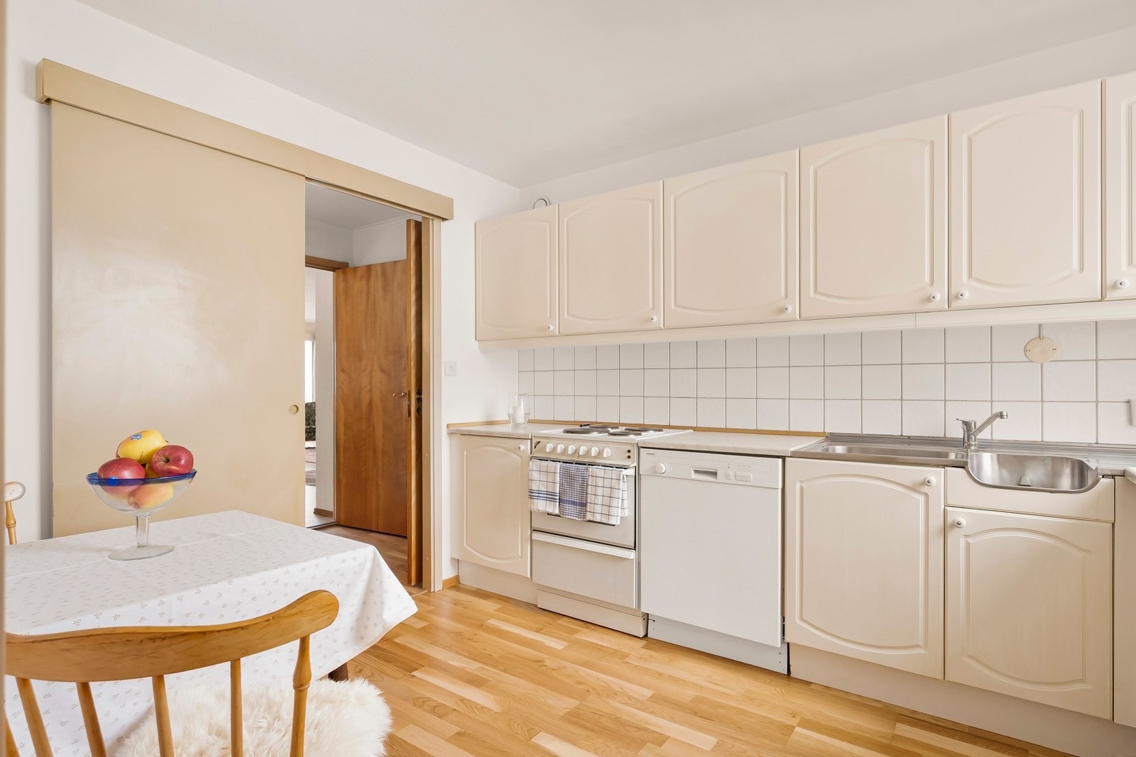 Kjøkkenet har hvitevarer bestående av komfyr, oppvaskmaskin og kjøl-/fryseskap plassert i nisjer, som medfølger salget. Galleribilde