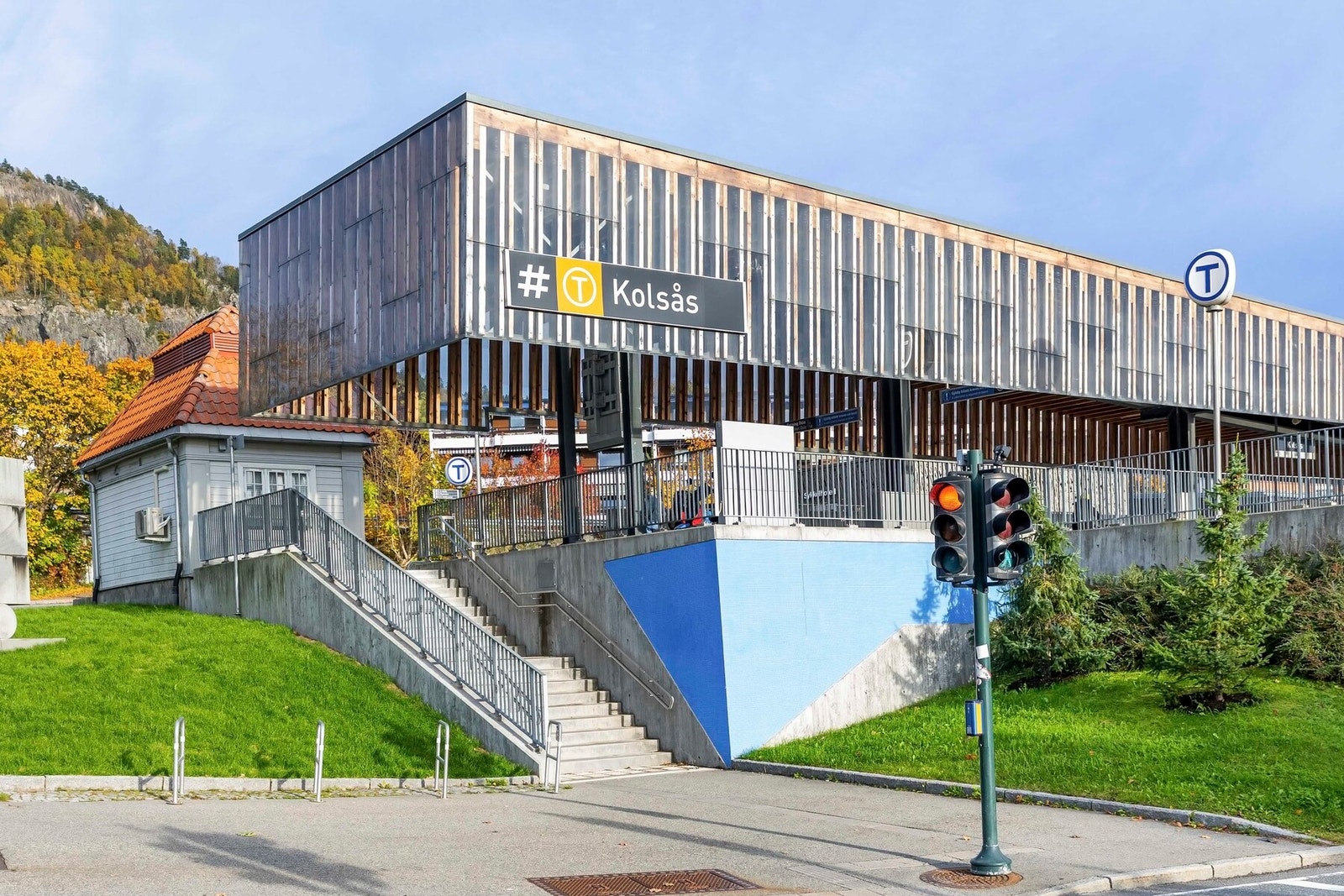 Ca. 3 minutters gangavstand til Kolsås T-banestasjon, hvor linje 3 mot Mortensrud tar deg til Oslo på 25 minutter. Galleribilde