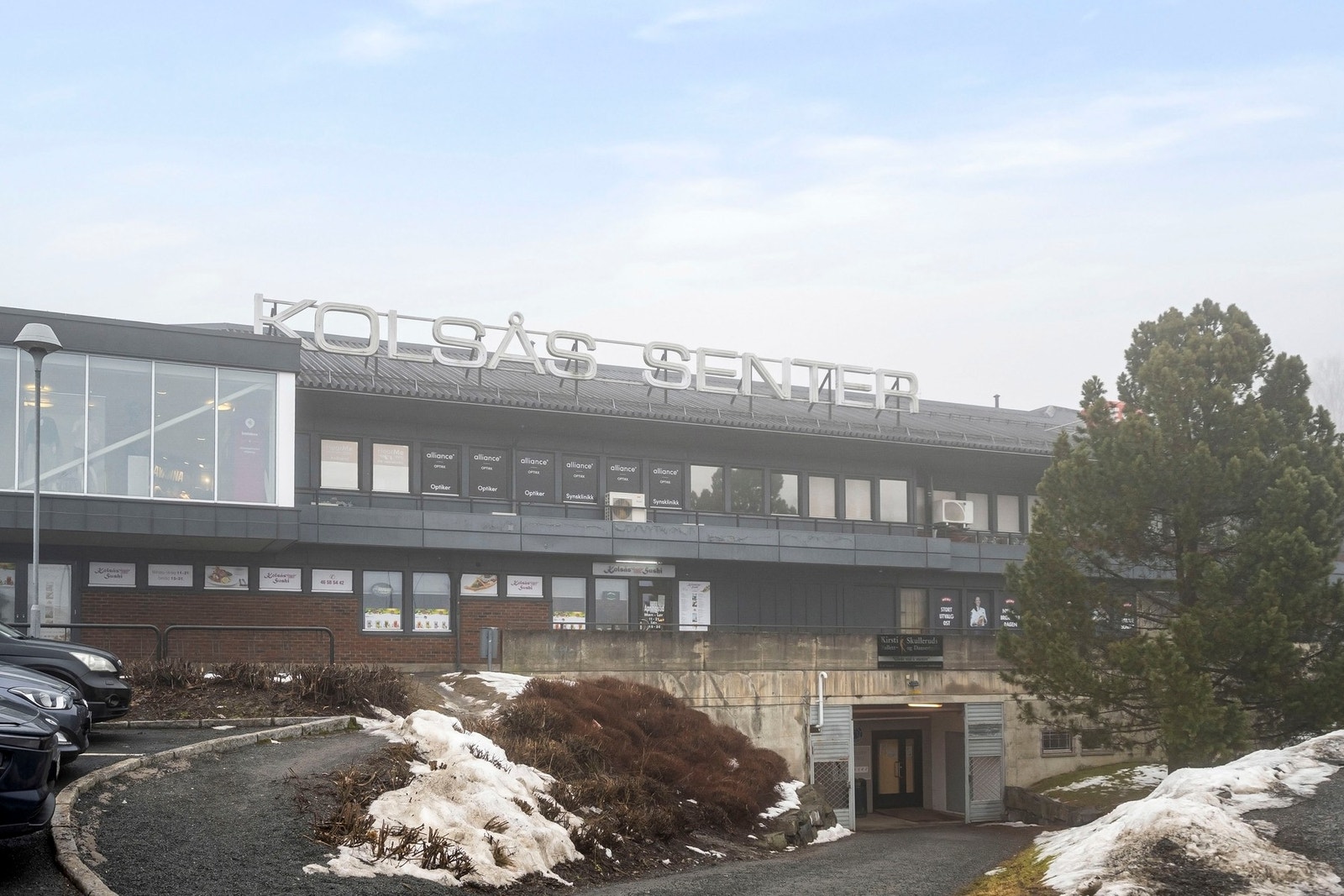 Leiligheten ligger meget sentralt nær Kolsås stasjon og med kun 2. gange til Kolsås kjøpesenter med diverse forretninger, Vinmonopol og serveringssteder. Galleribilde