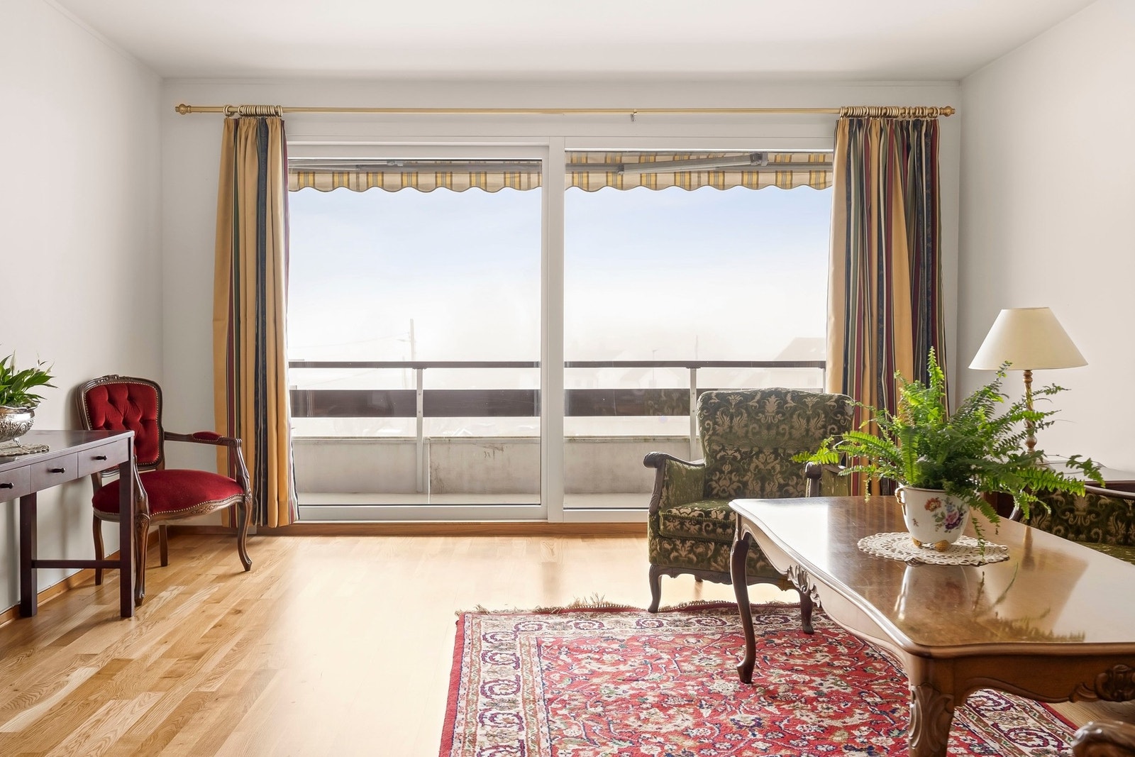 Fra stuen er det utgang til en sydvendt balkong på 12 kvm. Galleribilde