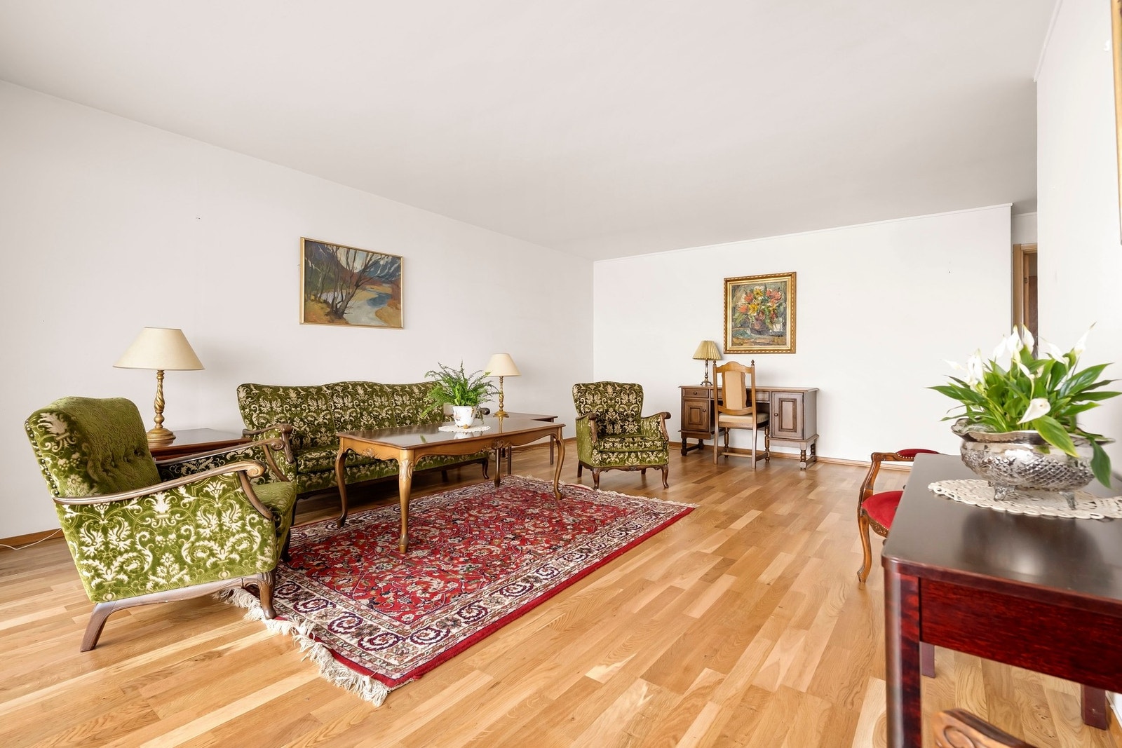 Stuen har god utforming med plass til å innrede i ulike sosiale soner. Galleribilde