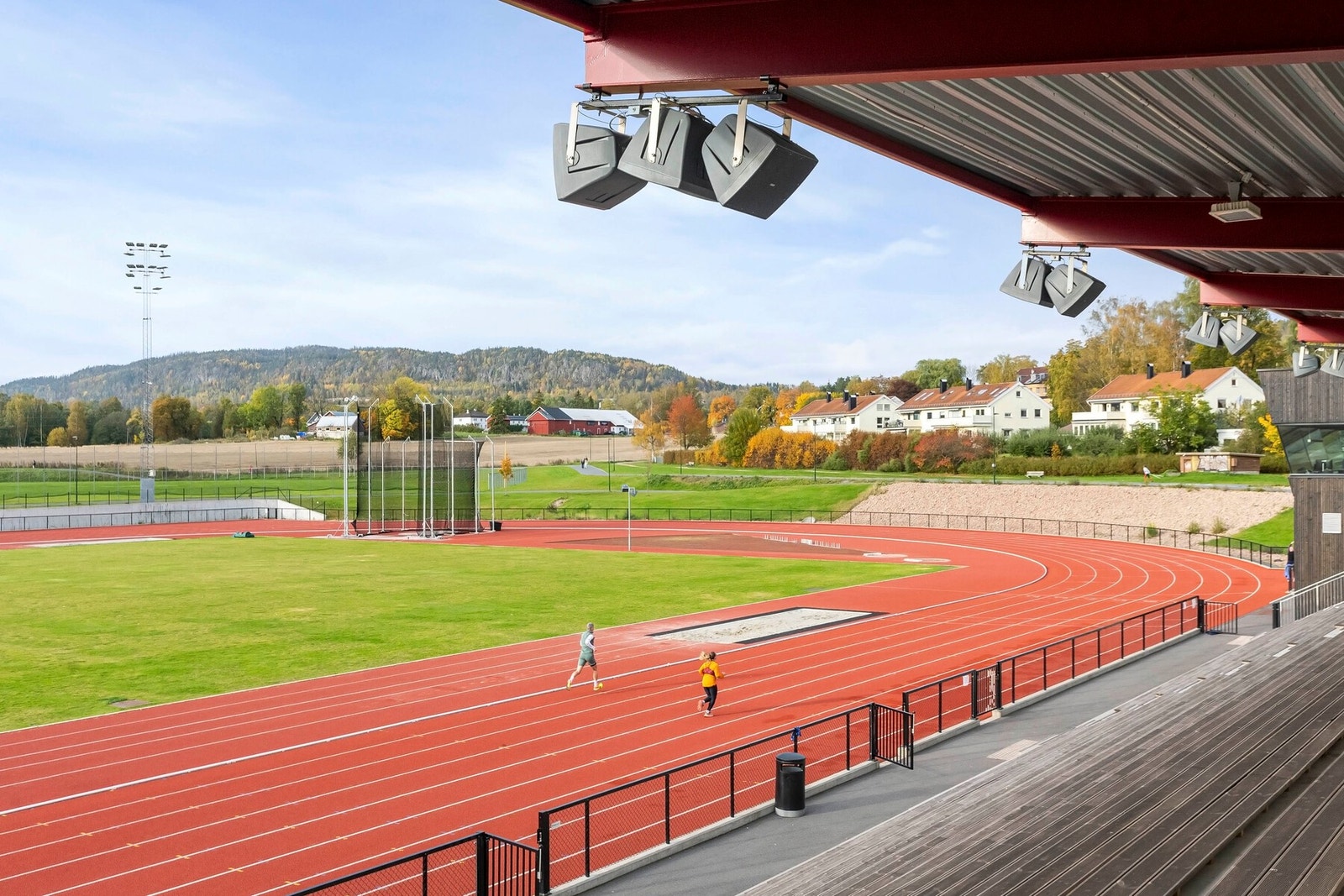 Her bor man tett på Hauger kunstgress og Bærum Idrettspark, som inkluderer hallarealer for friidrett og ballaktiviteter, treningssenter, squashmiljø, ishall og en ny flott svømmehall for eliteidrett, lek og læring. Galleribilde