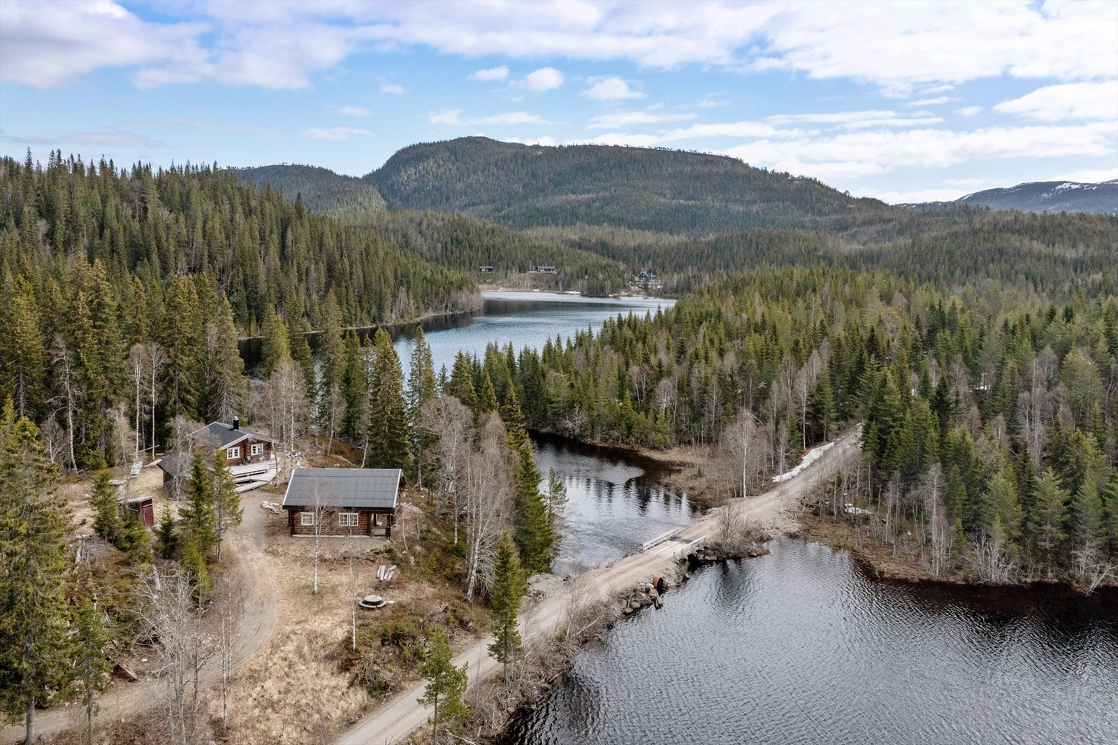 Her får du to hytter samt bod for ekstra oppbevaringsplass, i idylliske omgivelser. Perfekt for deg som er glad i friluftsliv, jakt og fiske! Galleribilde
