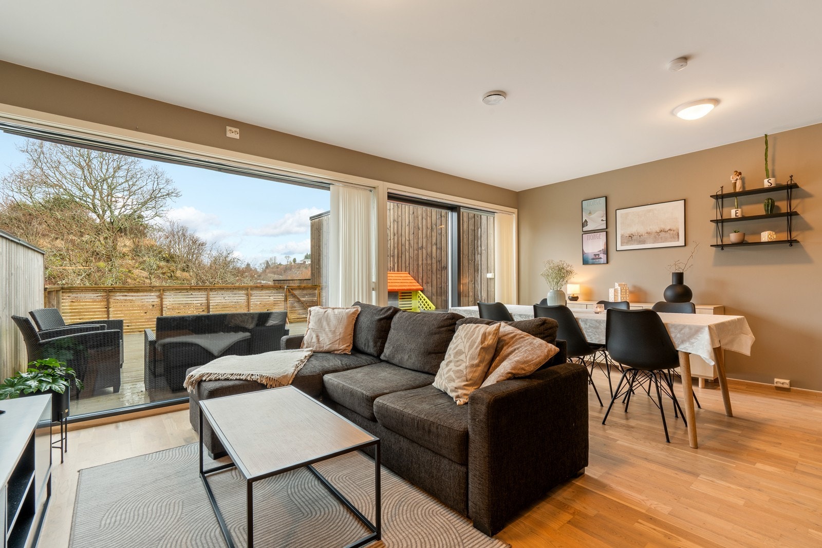 I stue er det god plass til stor sofakrok i tillegg til spisegruppe Galleribilde