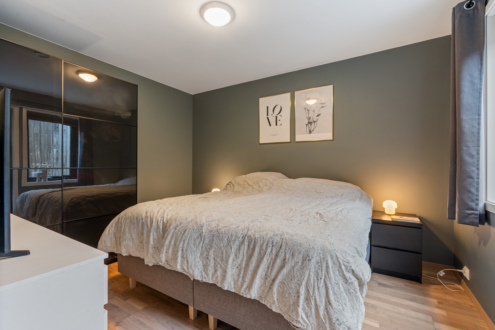 Hovedsoverommet er romslig med god plass til dobbeltseng og garderobeløsning, og garderobeskap medfølger Galleribilde