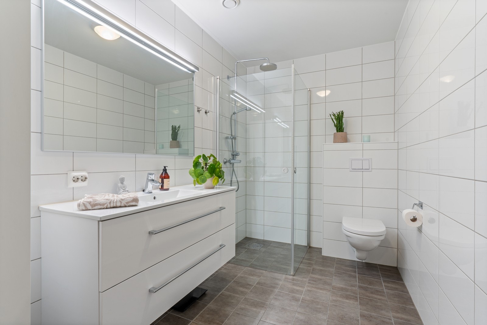 Delikat og helfliset bad med varmekabler i gulv Galleribilde