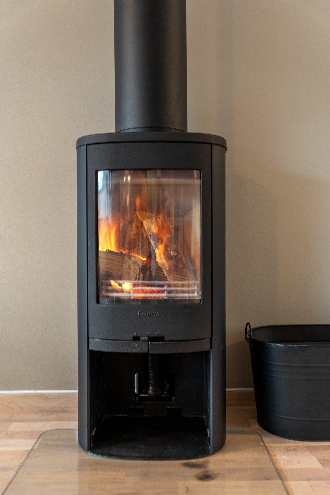 Vedfyringsovn bidrar til en lun og hyggelig atmosfære, og boligen har i tillegg balansert ventilasjonsanlegg Galleribilde