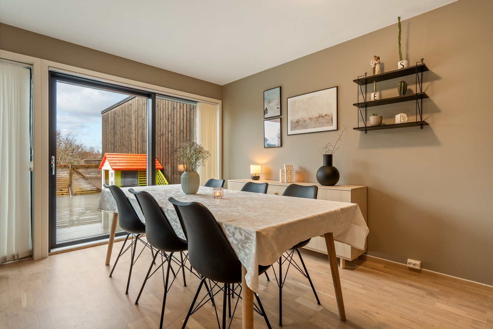 Herfra er det utgang til en stor og solrik terrasse Galleribilde