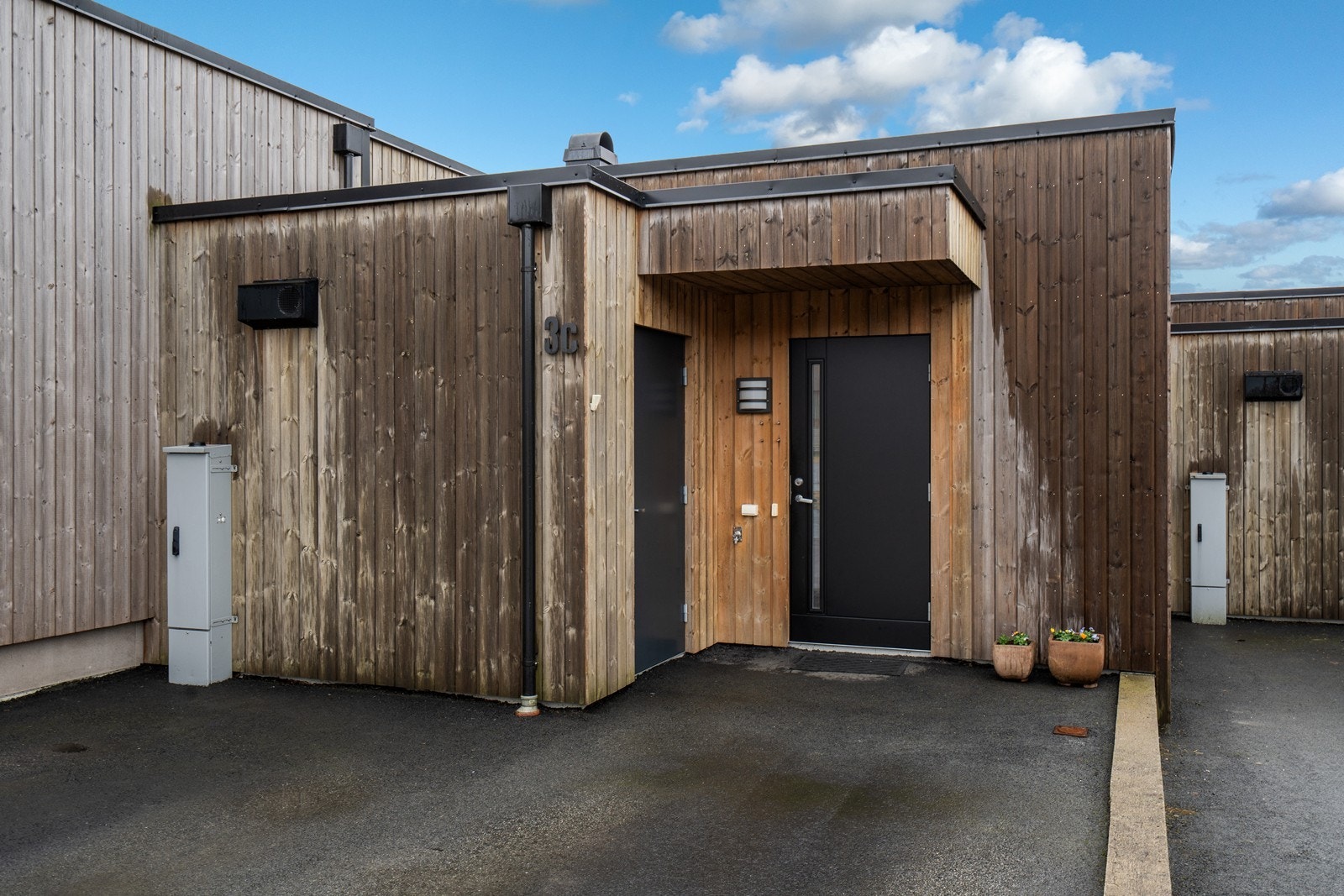 I tillegg følger en praktisk utvendig sportsbod med gode lagringsmuligheter Galleribilde