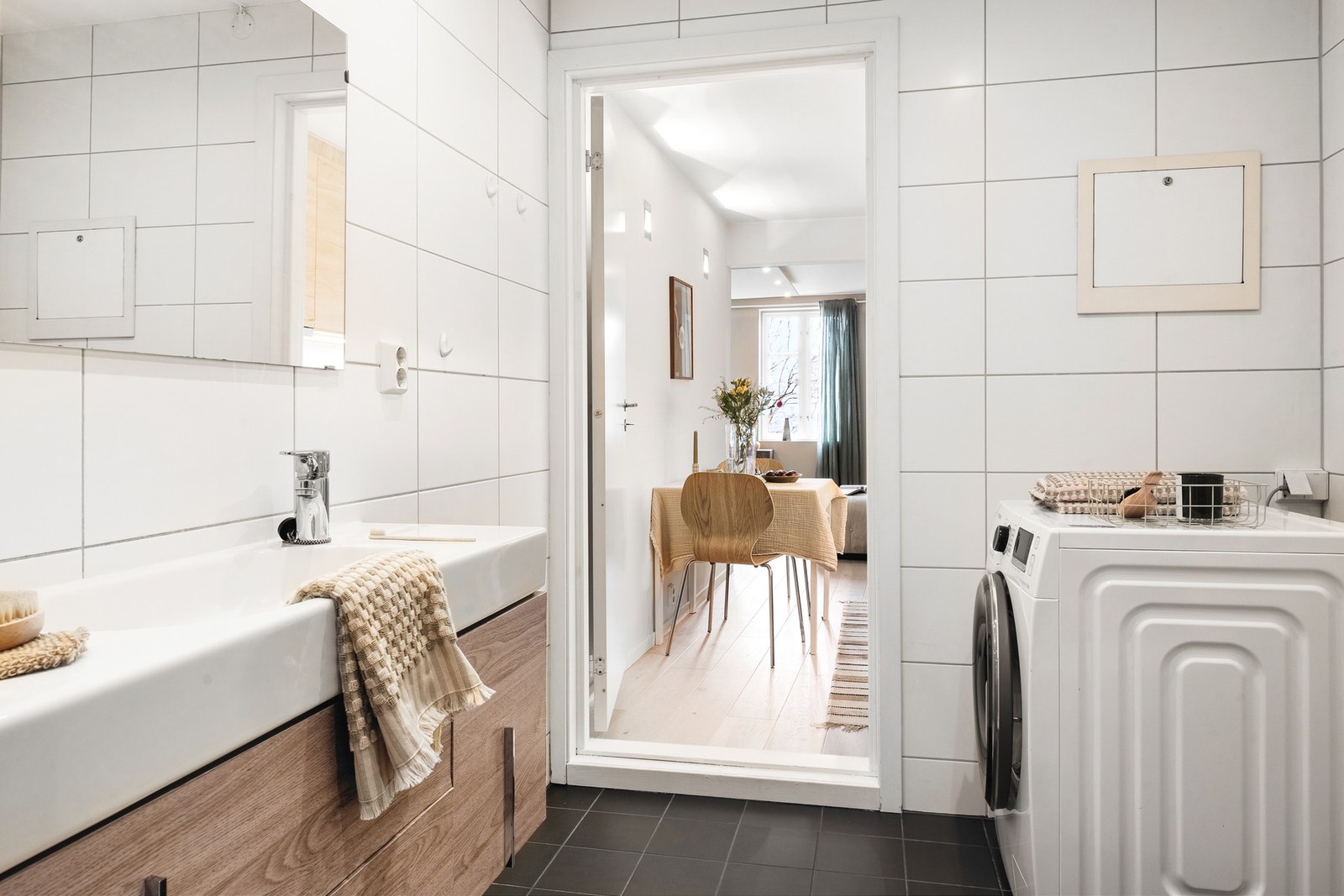 Stilren og lys baderomsinnredning, samt opplegg til vaskemaskin. Badet har også plass til mer oppbevaring om ønskelig. Galleribilde