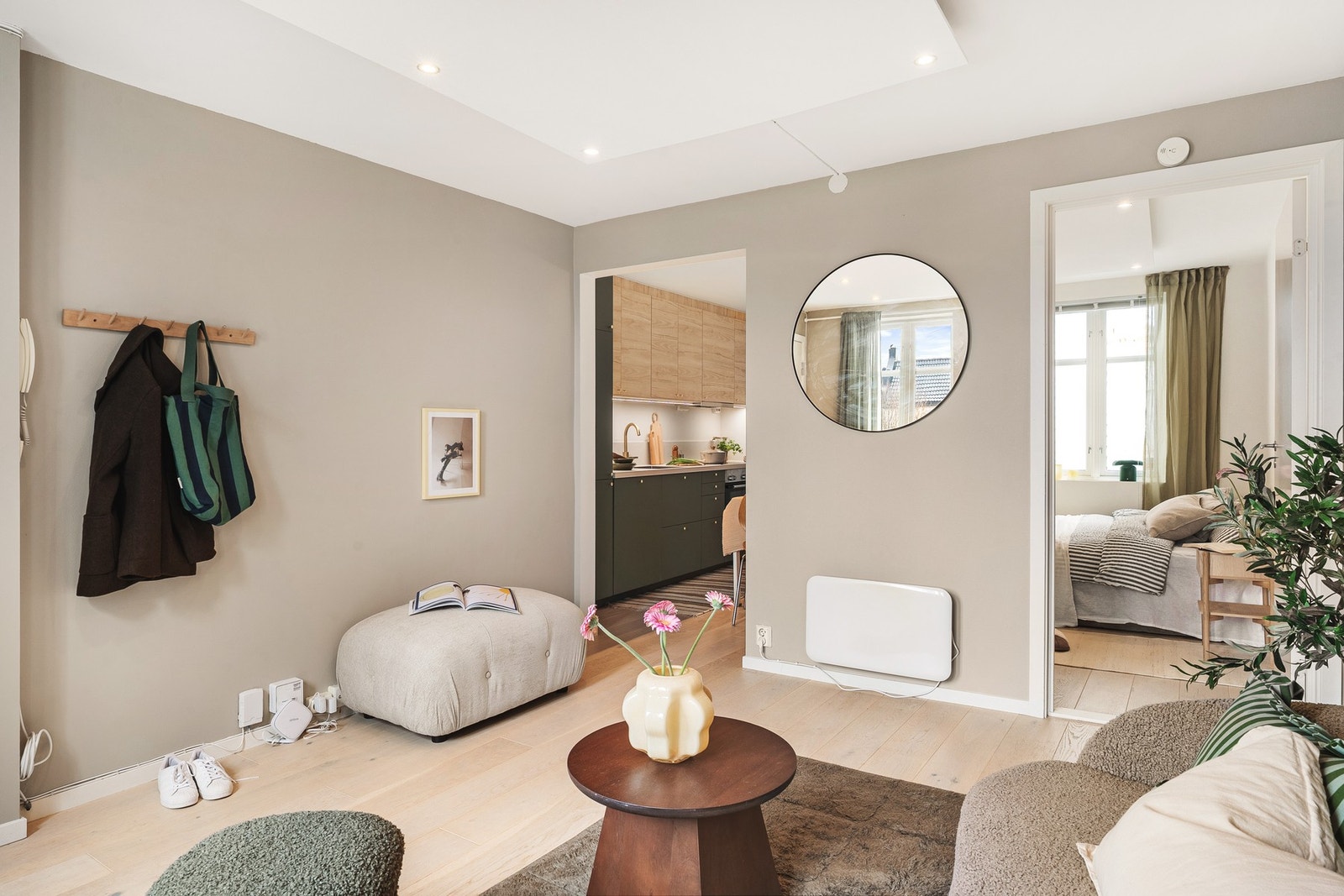 Det er delvis åpen planløsning mellom stue og kjøkken, noe som skaper en sosial atmosfære. Galleribilde