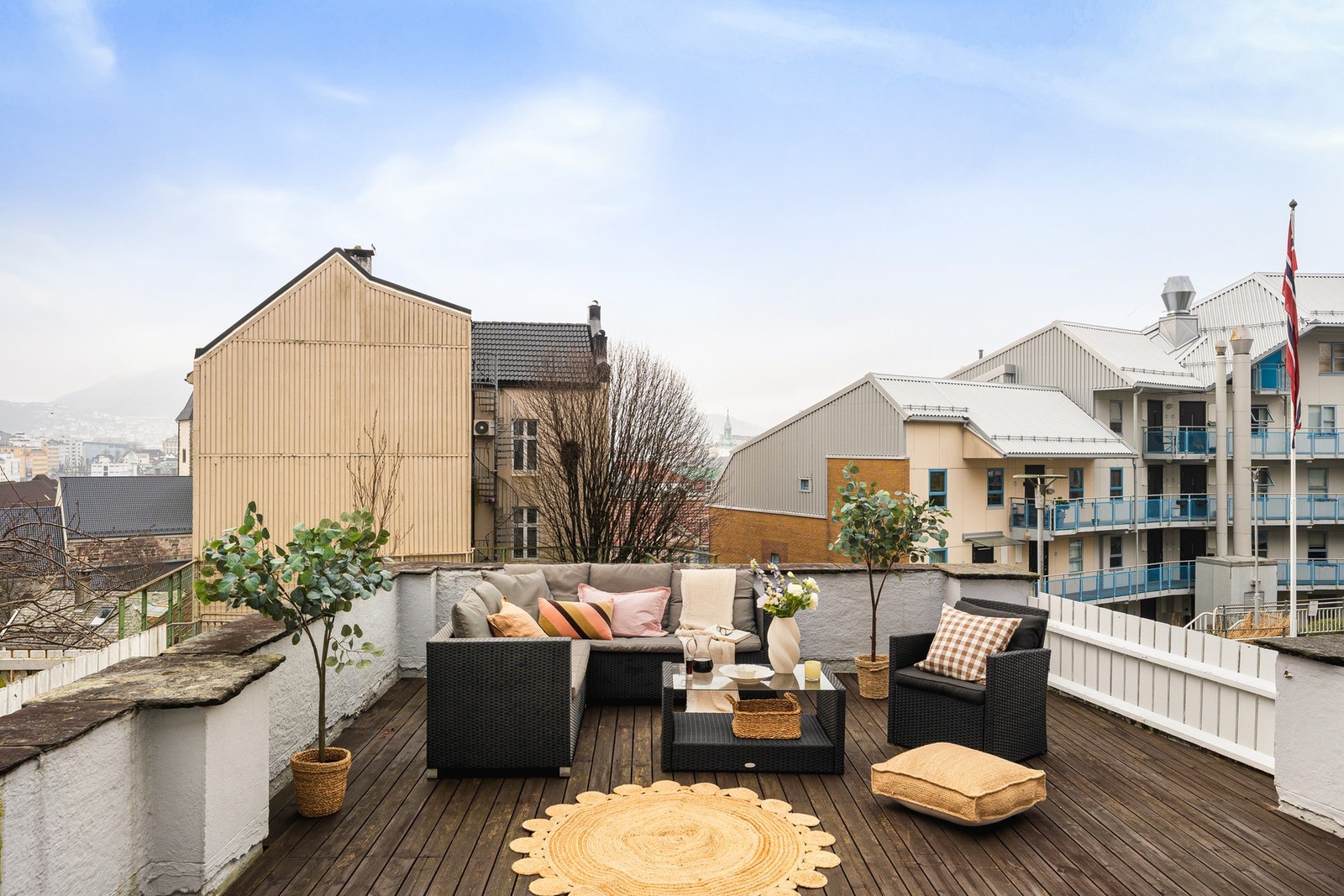 Uteplassen er vendt mot en rolig bakgård med lite støy. Galleribilde