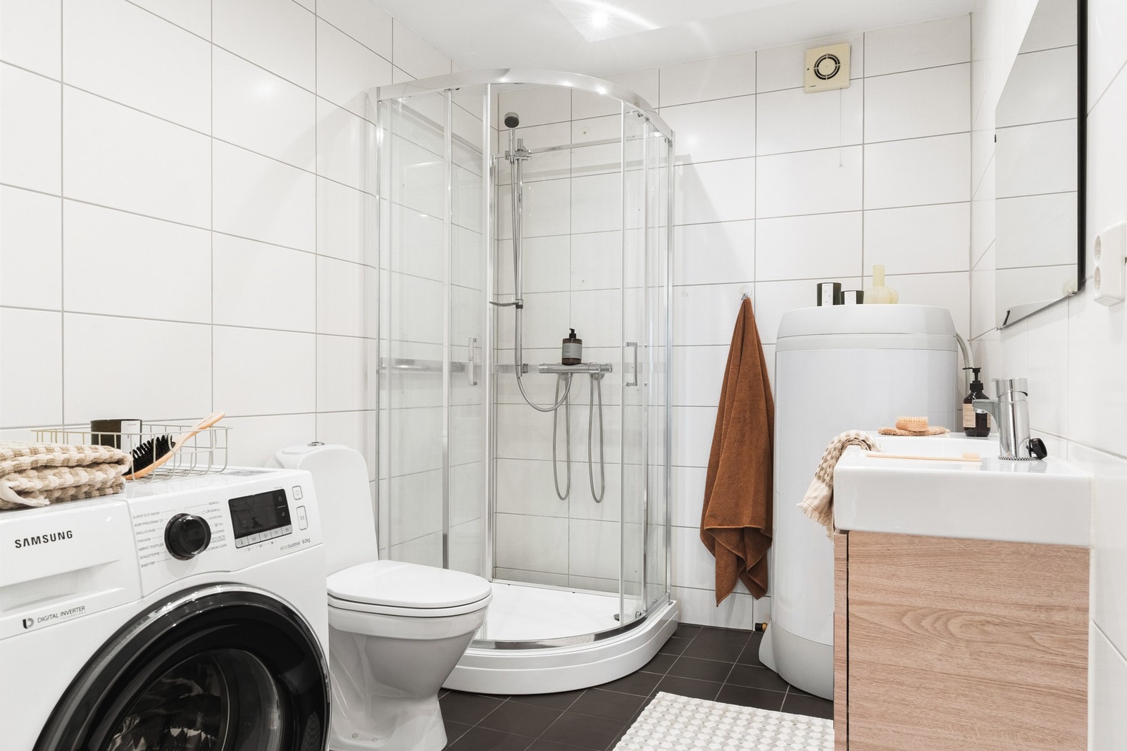 Badet er på hele 5,4 kvm og er helfliset med innfelte downlights i himling. Nytt dusjkabinett ble installert i 2023. Galleribilde