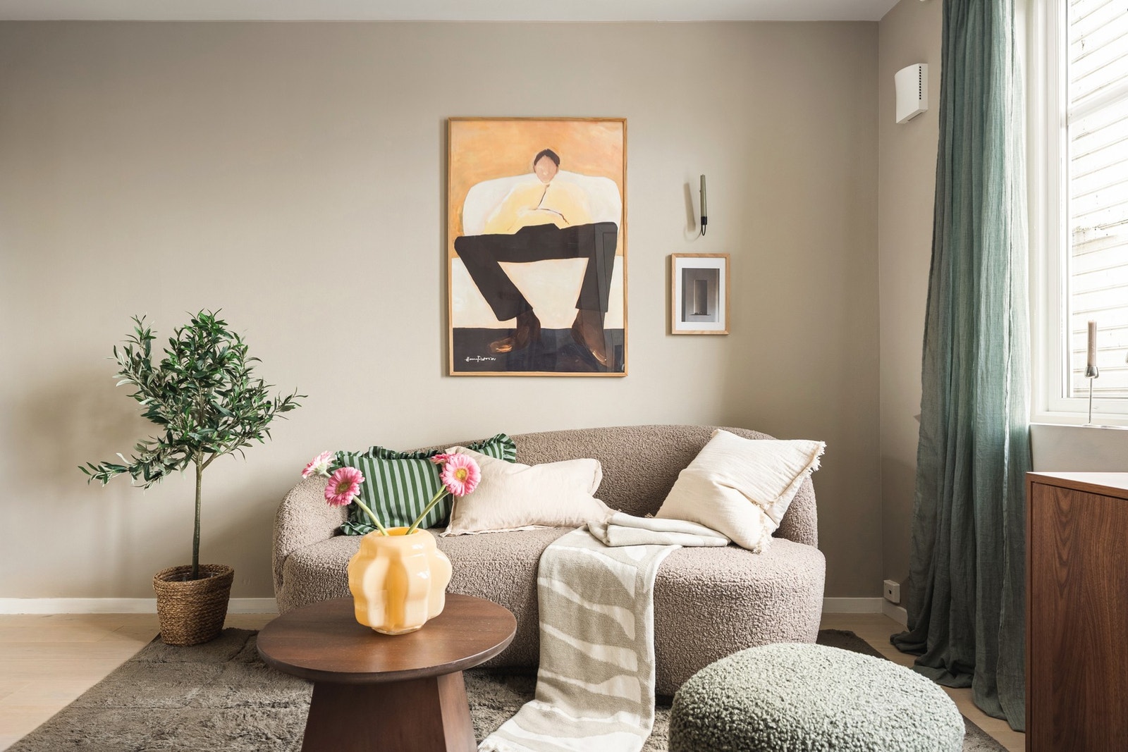 Stuen bærer et innbydende preg og er meget lys og romslig. Her er det god plass til sofakrok og tv-løsning. Galleribilde