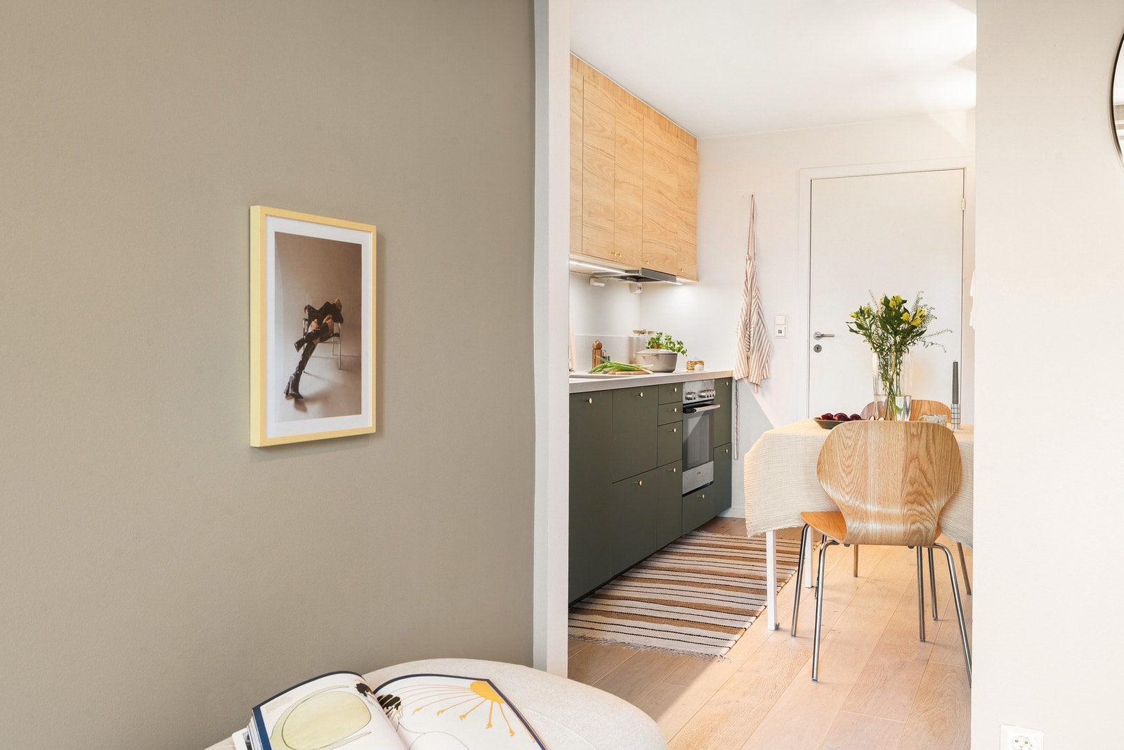 Kjøkkenet har godt med oppbevaring og arbeidsplass på kjøkkenbenken. Det er også plass til frokostbord. Galleribilde