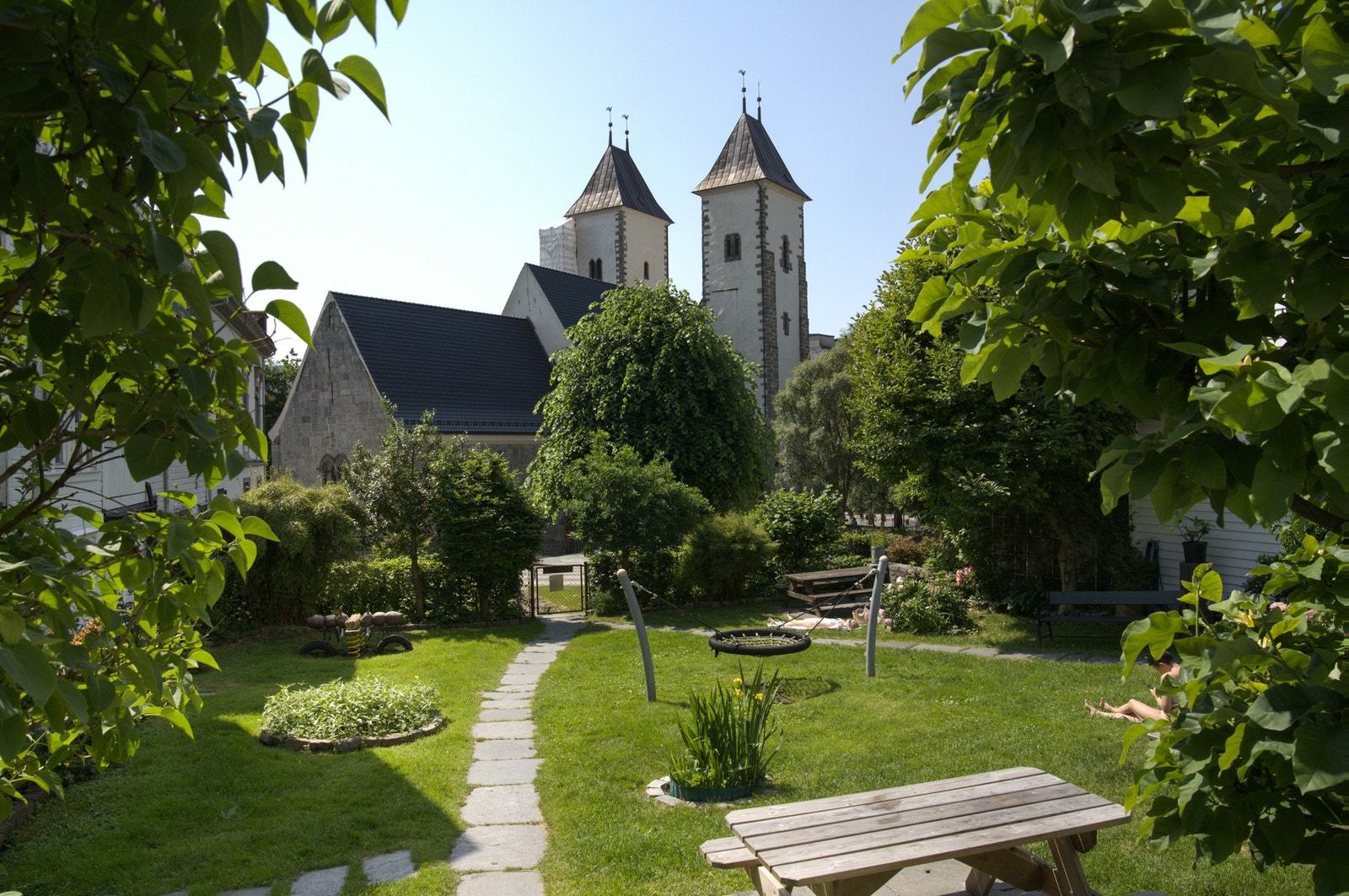 2 minutters gange unna leiligheten, like bak Mariakirken, ligger Grevehagen. Galleribilde