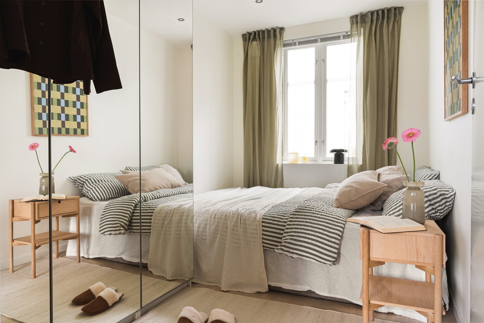 Soverommet er av god størrelse og er store vindusflater som slipper inn mye lys. Galleribilde