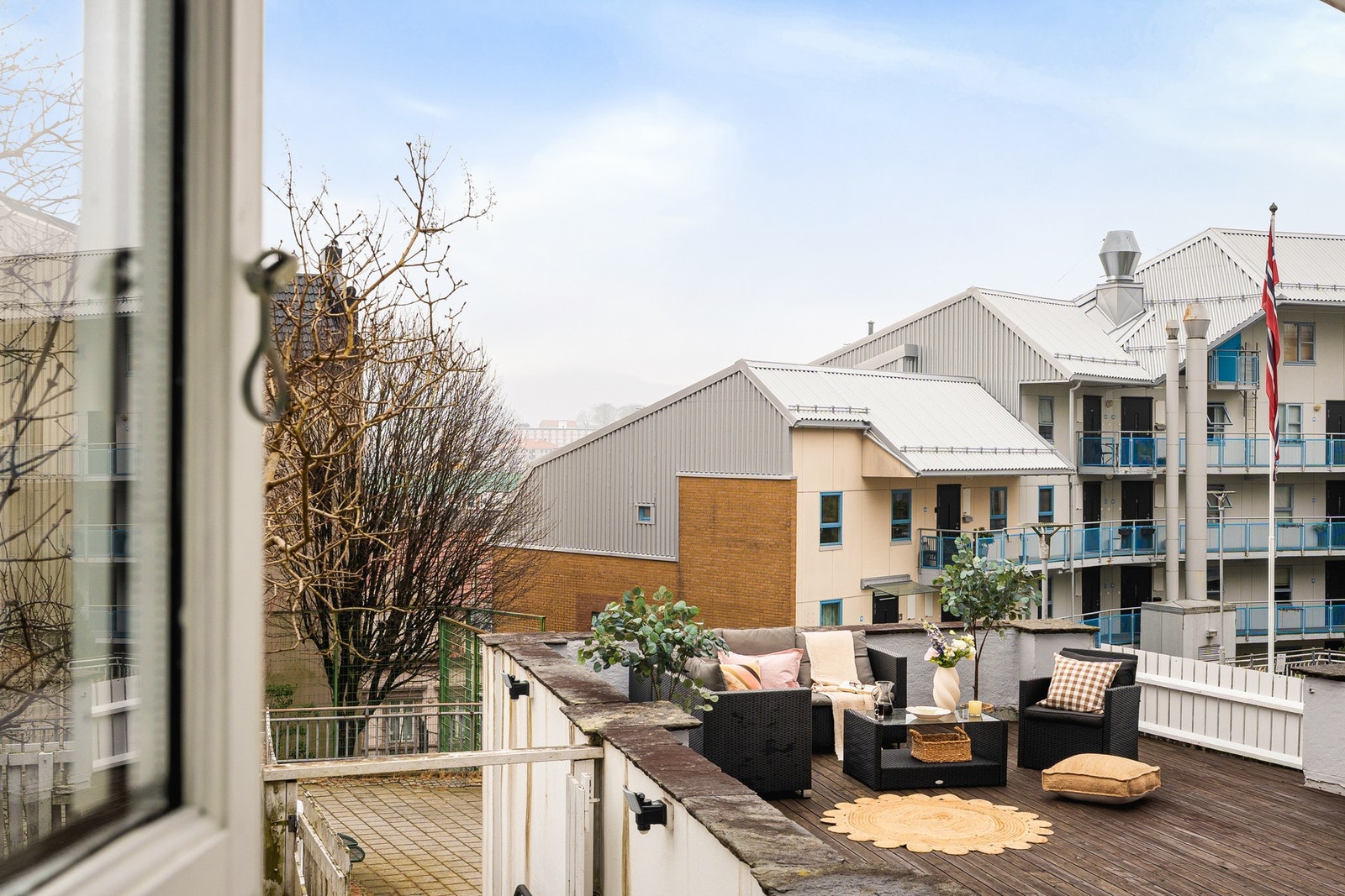 Sameiet disponerer en felles terrasse som nyte godt av solen på sommerstid. Galleribilde