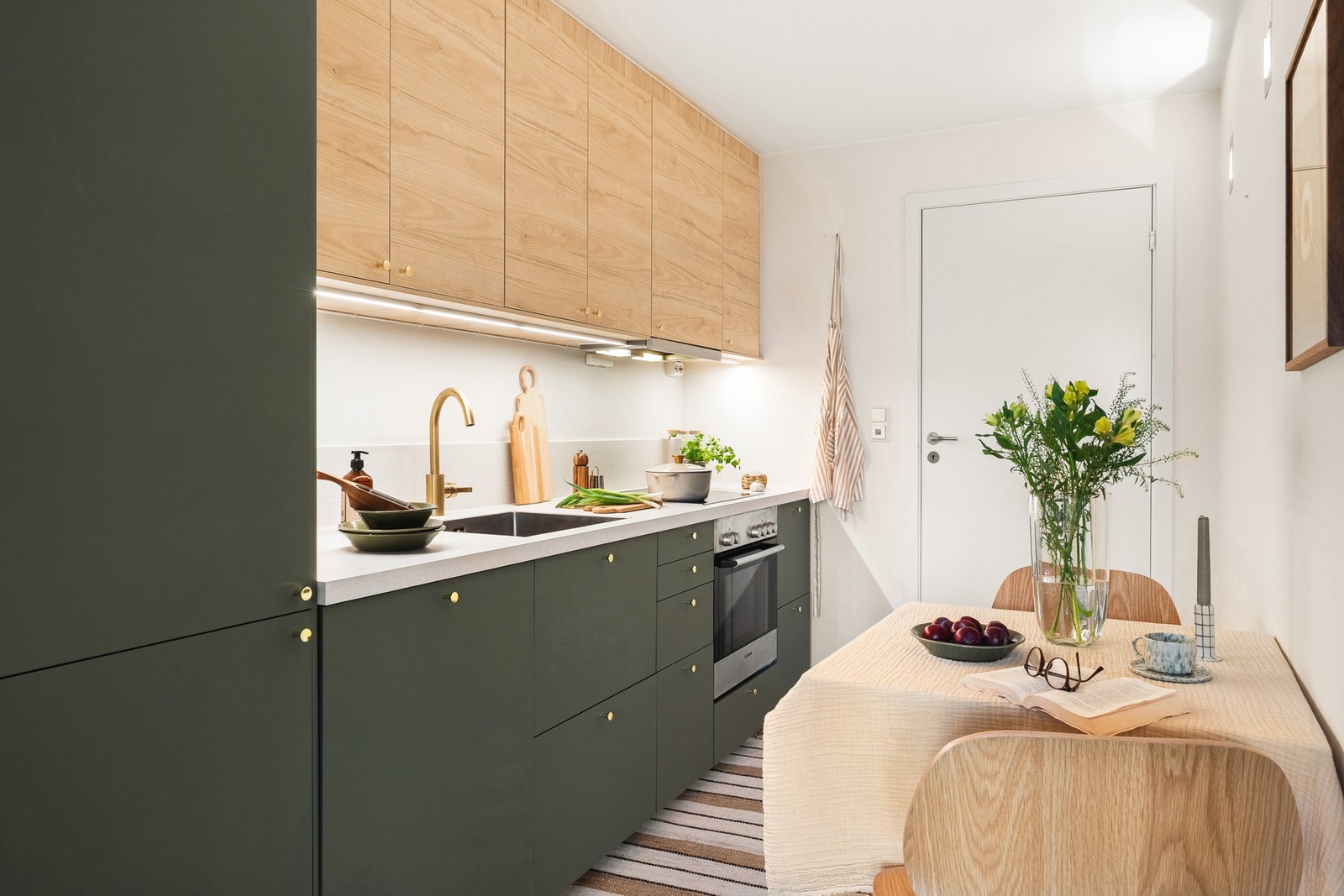 Nytt kjøkken fra 2022 som er lekkert innredet med glatte fronter og laminat benkeplate. Galleribilde