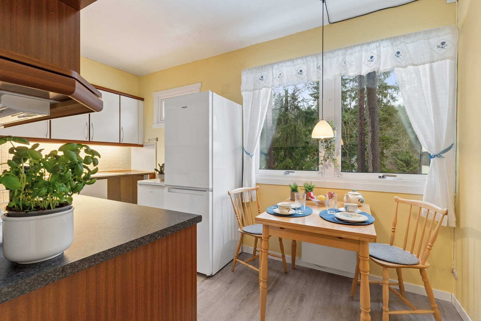 Plass til en lite spisebord ved vinduet, her kan kaffen nytes. Galleribilde