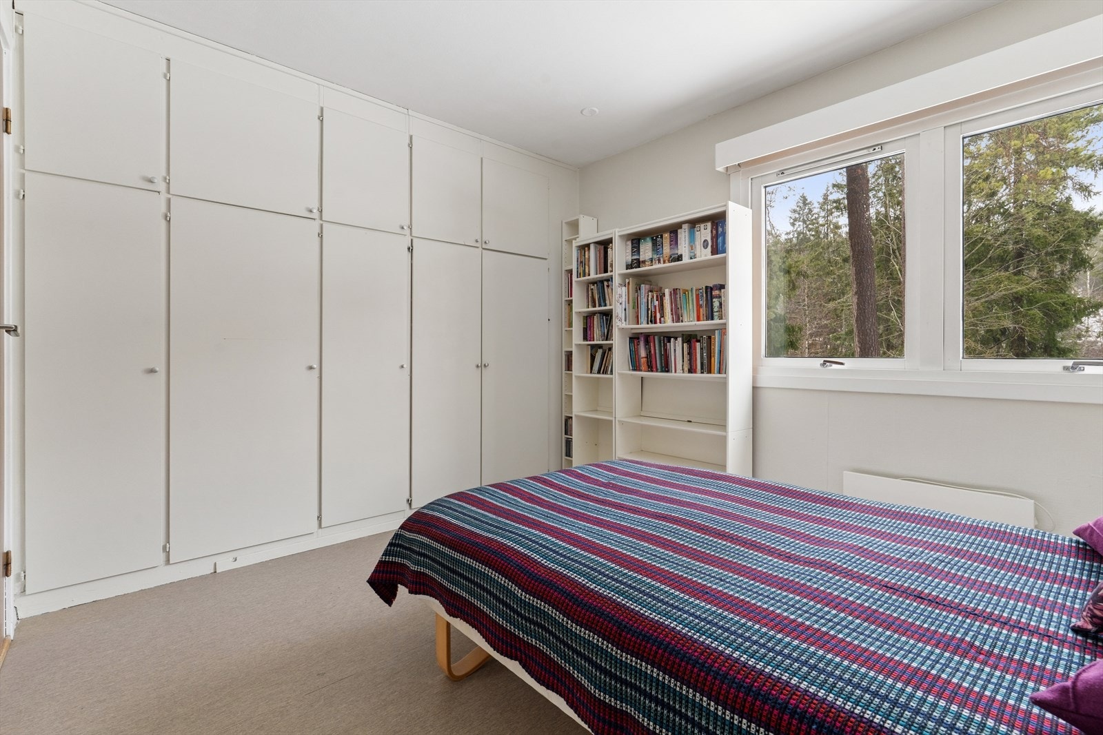 Rommet har godt meg lysinnslipp. Galleribilde