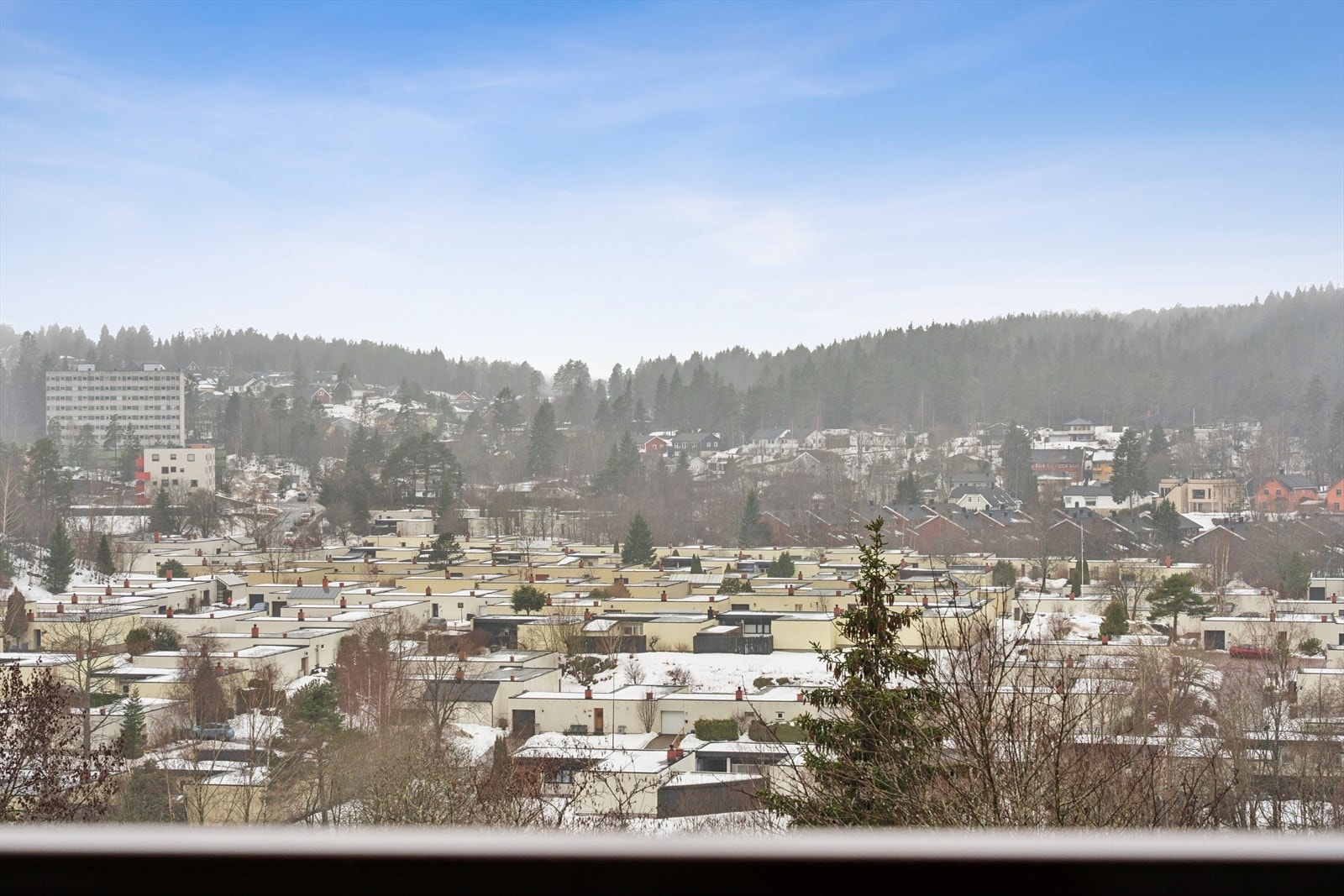 Fra stuen er det utgang til en hyggelig vestvendt balkong med fint utsyn over nærområdet. Galleribilde