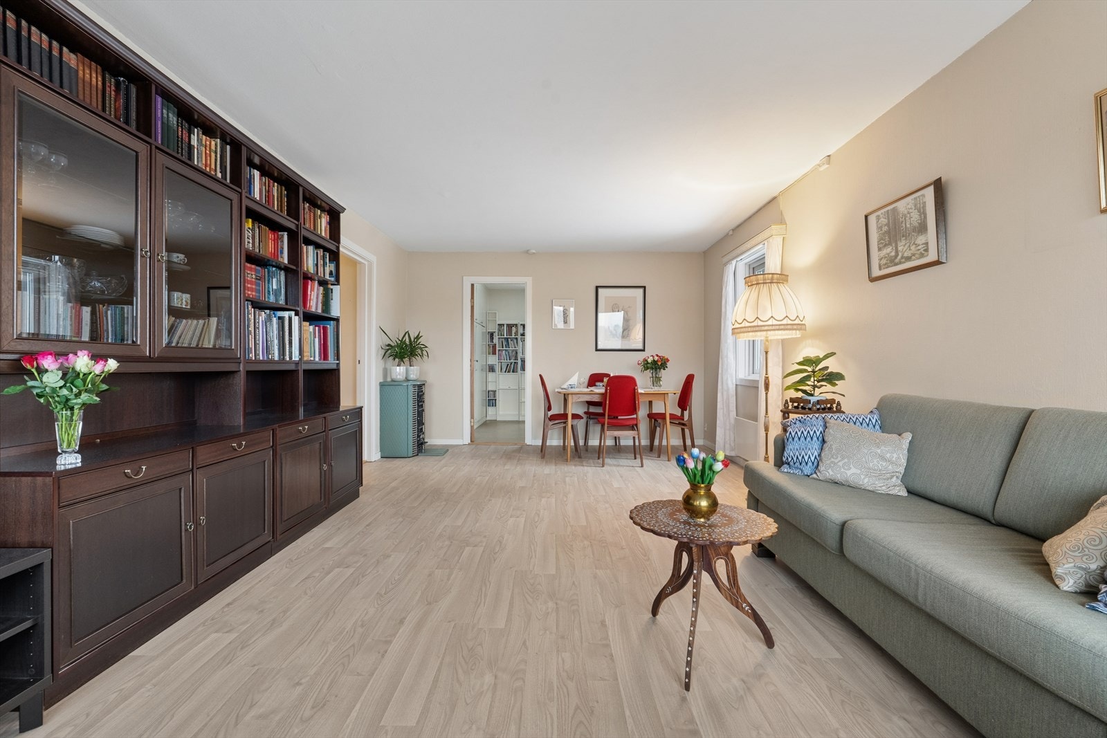 Rommet gir gode møbleringsmuligheter, perfekt for både avslapning og sosialt samvær. Galleribilde