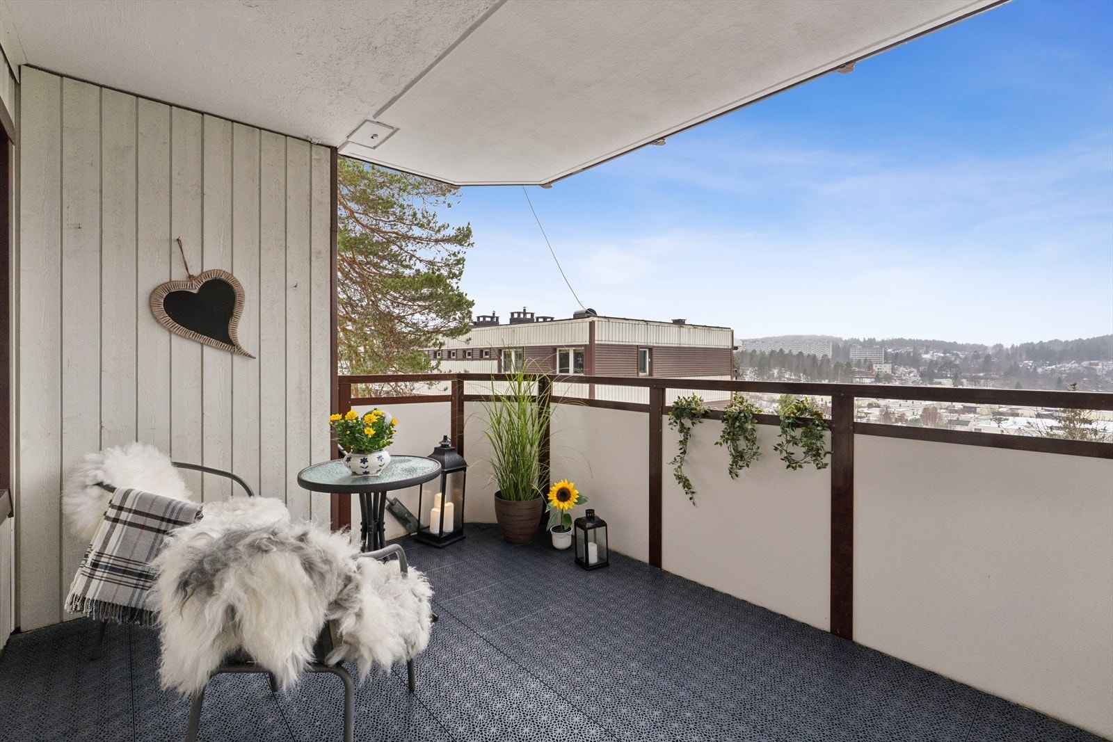 Meget hyggelig vestvendt balkong på ca. 9 m² med utsikt over nærområdet. Galleribilde