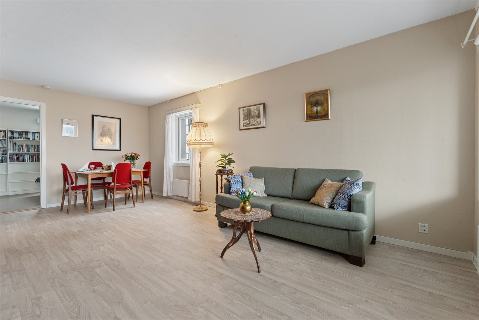 Stuen er leilighetens naturlige samlingspunkt. Her får du et stort og luftig rom. Galleribilde