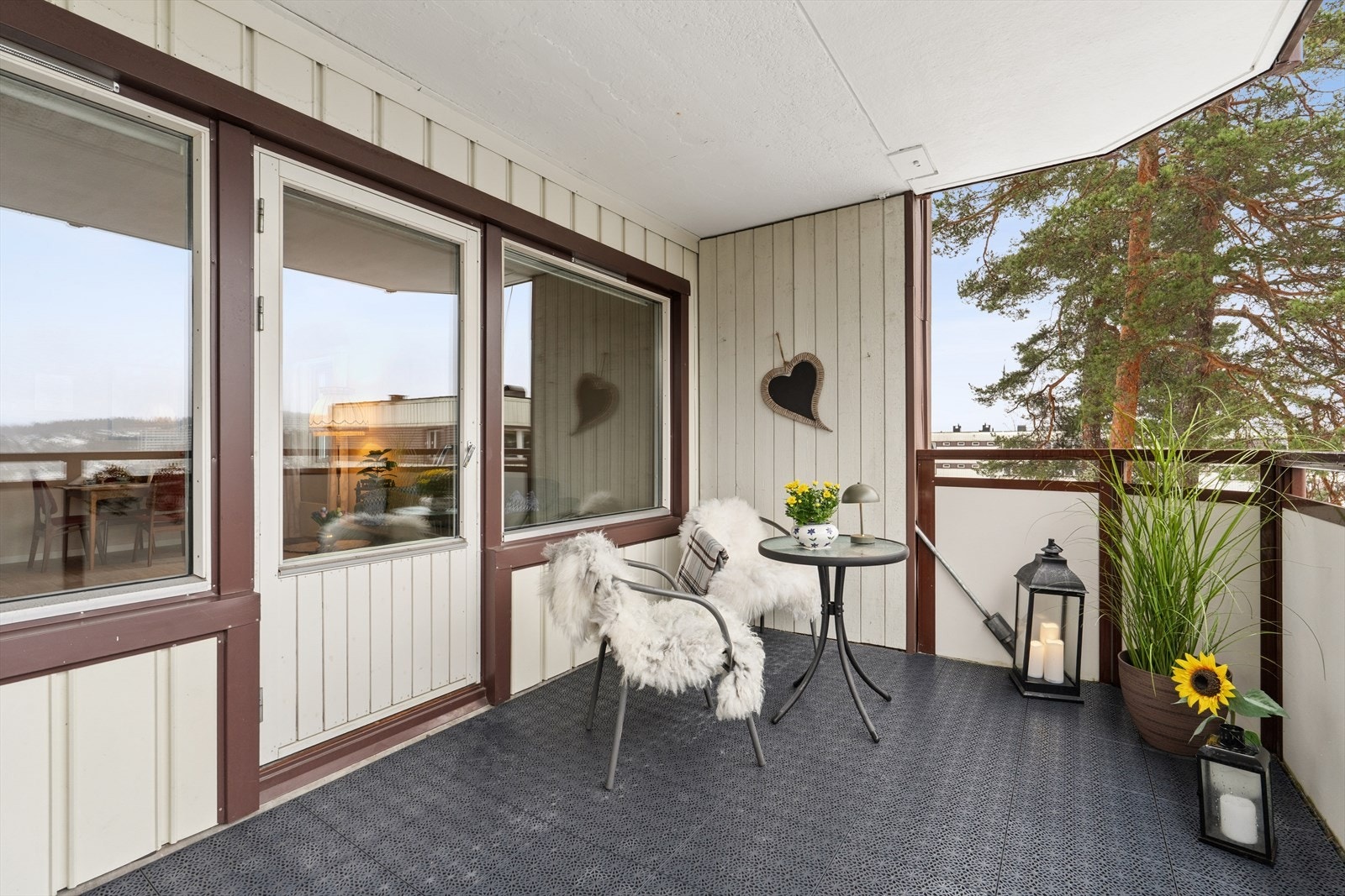 Balkongen fungerer som en naturlig forlengelse av stuen på varme sommerdager. Galleribilde