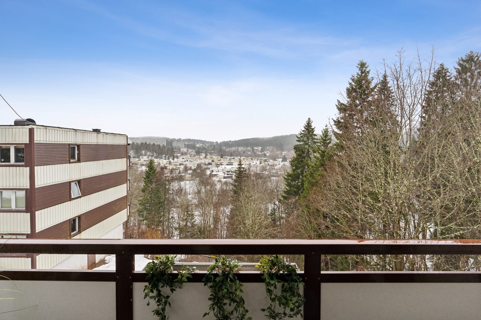 Eiendommen ligger skjermet til i grønne omgivelser med utsikt mot Ammerudskogen og Lillomarka. Galleribilde