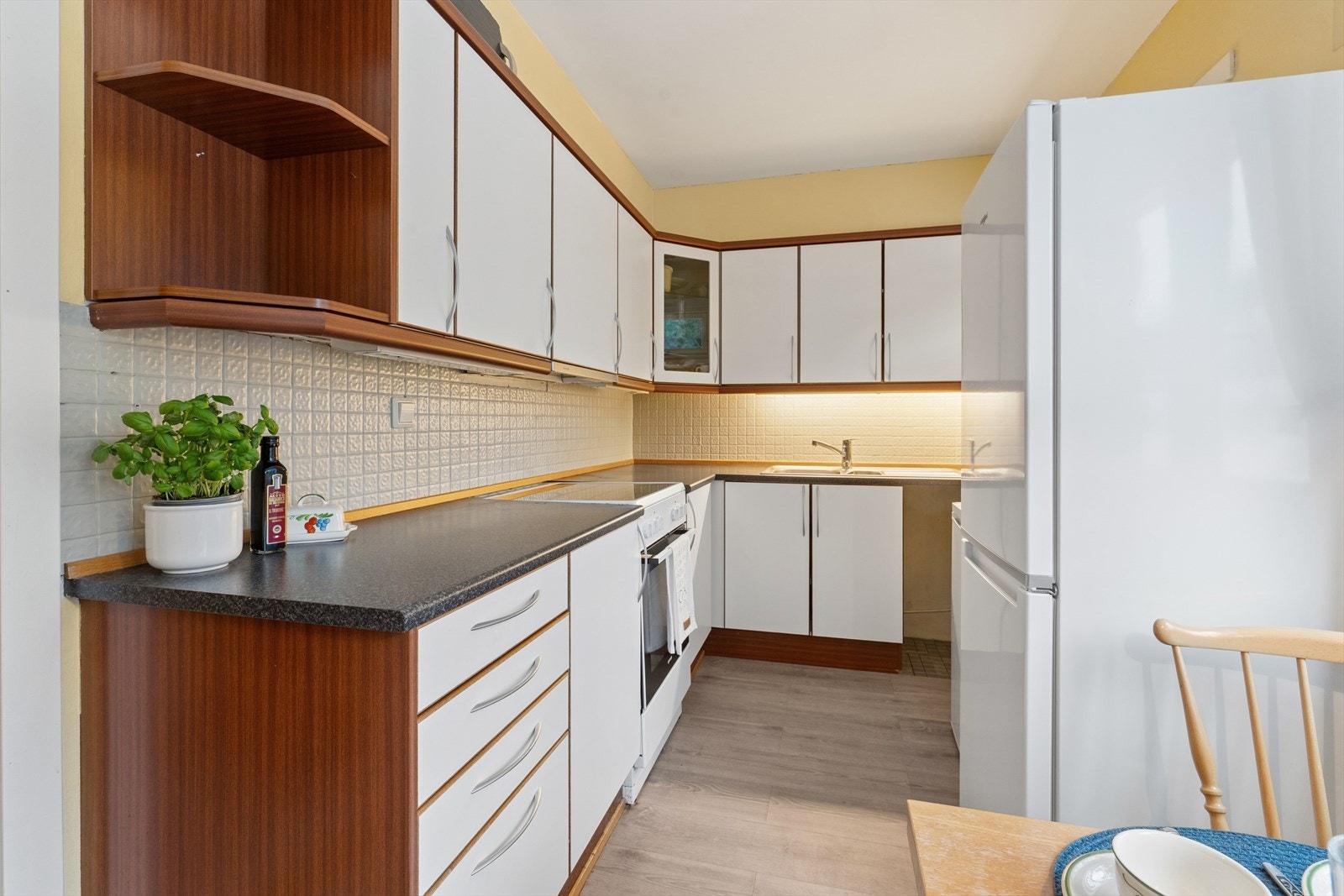 Eldre kjøkkeninnredning med oppgraderingsbehov. Galleribilde