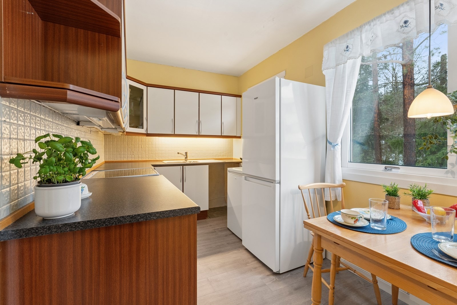 Separat kjøkken med rikelig arbeidsplass, samt gode oppbevaringsmuligheter i skuffer og skap. Galleribilde