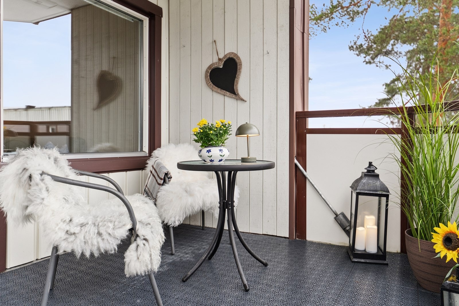 Her er det fin plass til et lite bord og stoler, ideelt for avslapning. Galleribilde