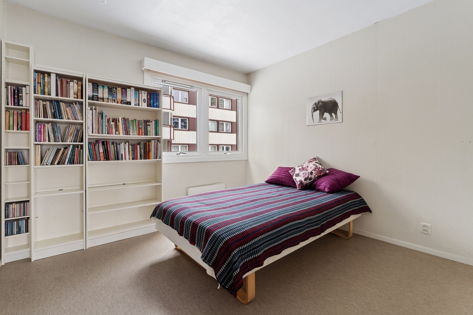 Leiligheten har ett romslig, samt praktisk soverom som er innredet med plassbygd garderobeskap. Galleribilde