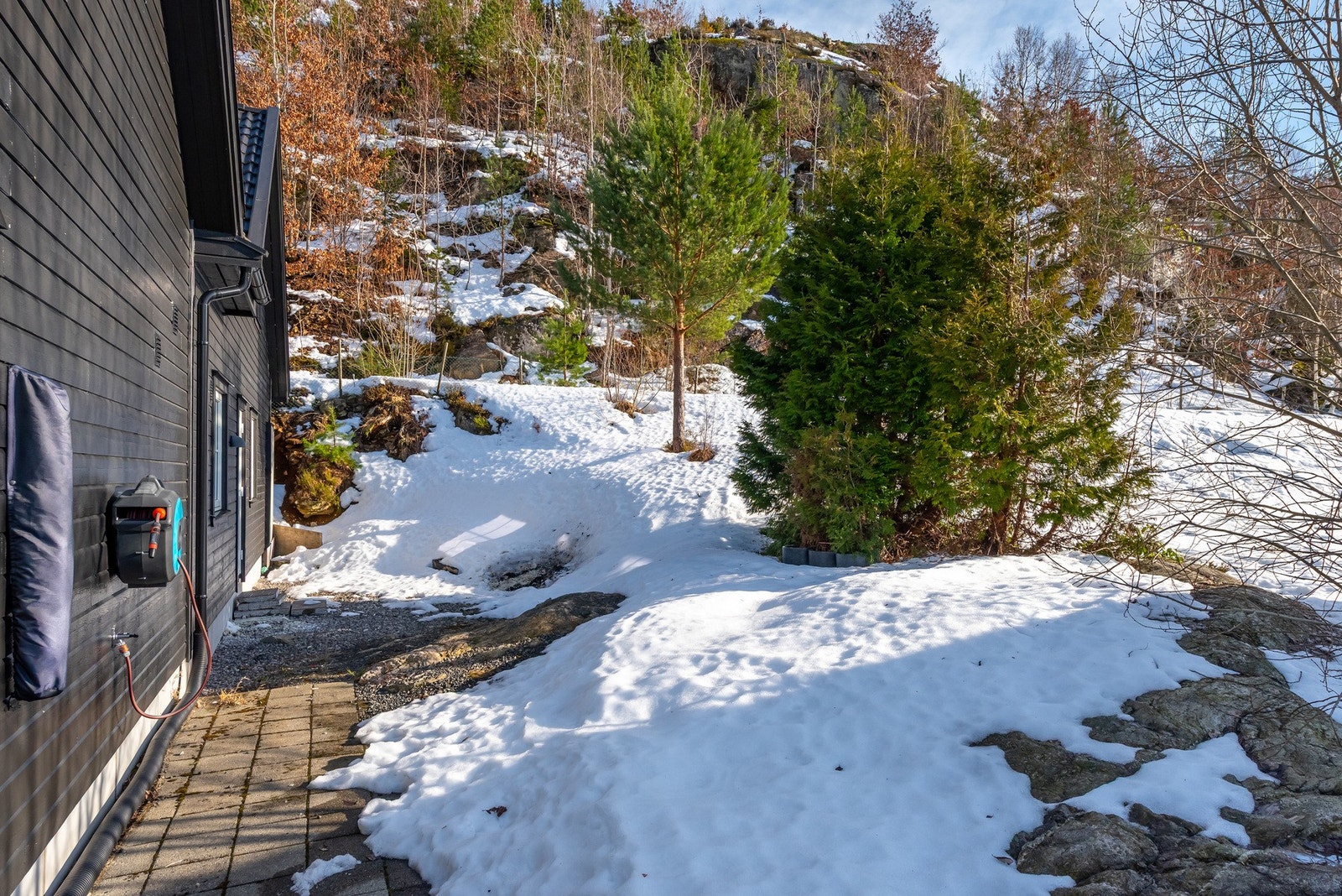 Uteområde på siden av boligen, perfekt sted å etablere en koselig skjermet hage. Galleribilde